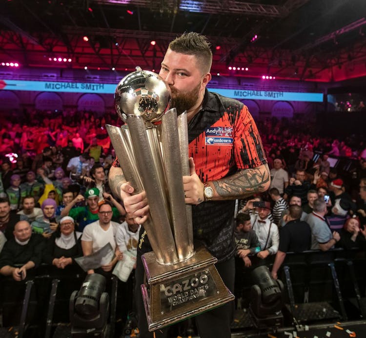 michael smith kissing the trophy 