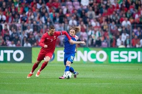 Cristiano Ronaldo evading Luka Modrić during a friendly match in 2013