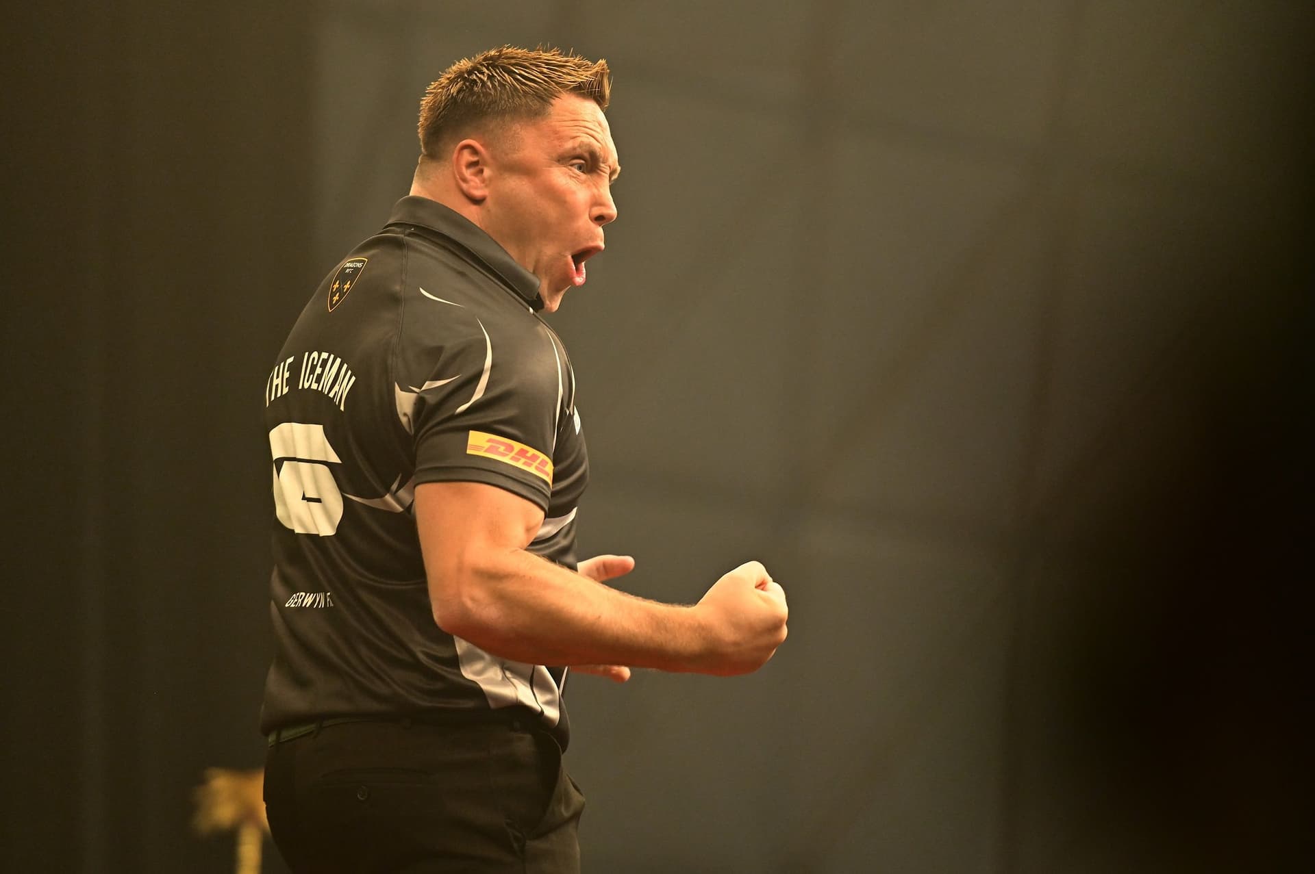 darts player wearing black 