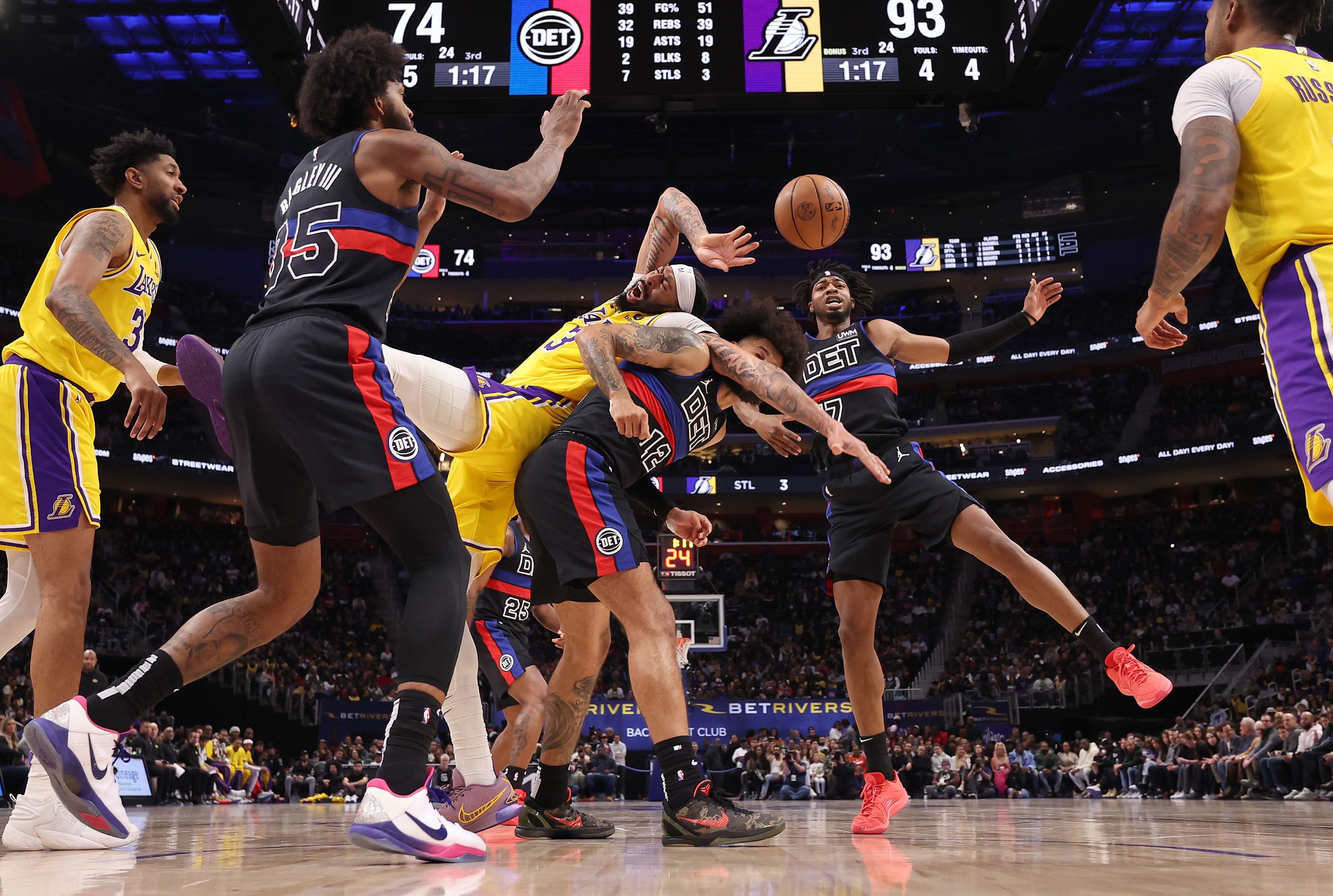 Anthony Davis battles for a rebound with Isaiah Livers