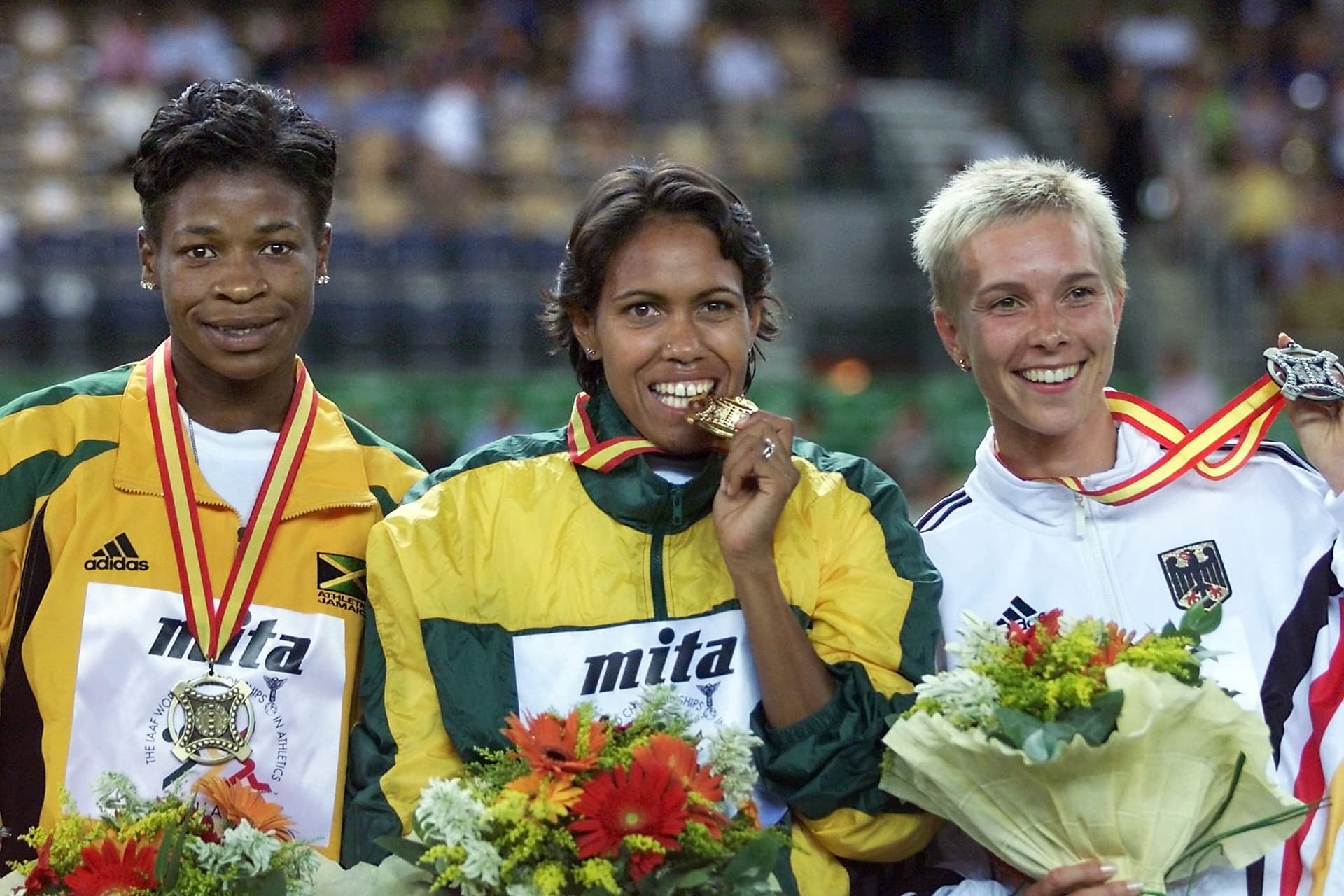 Australian 400m world champion Cathy Freeman (C), German silver medalist Anja Rucker and bronze medalist Falilat Ogunkoya of Nigeria 