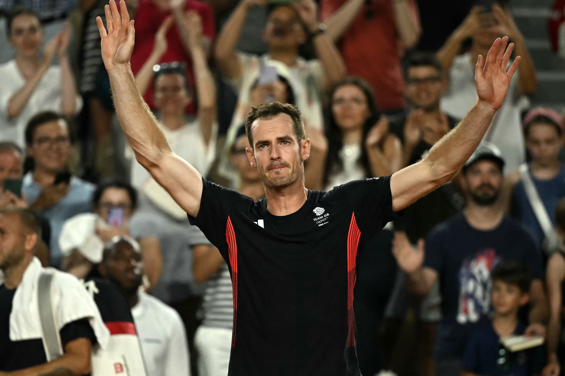 Britain's Andy Murray waves goodbye//Getty Images