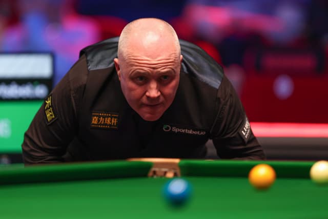 Exclusive: Bizarre Fan Distraction Can’t Stop John Higgins’ Quarterfinal Charge 