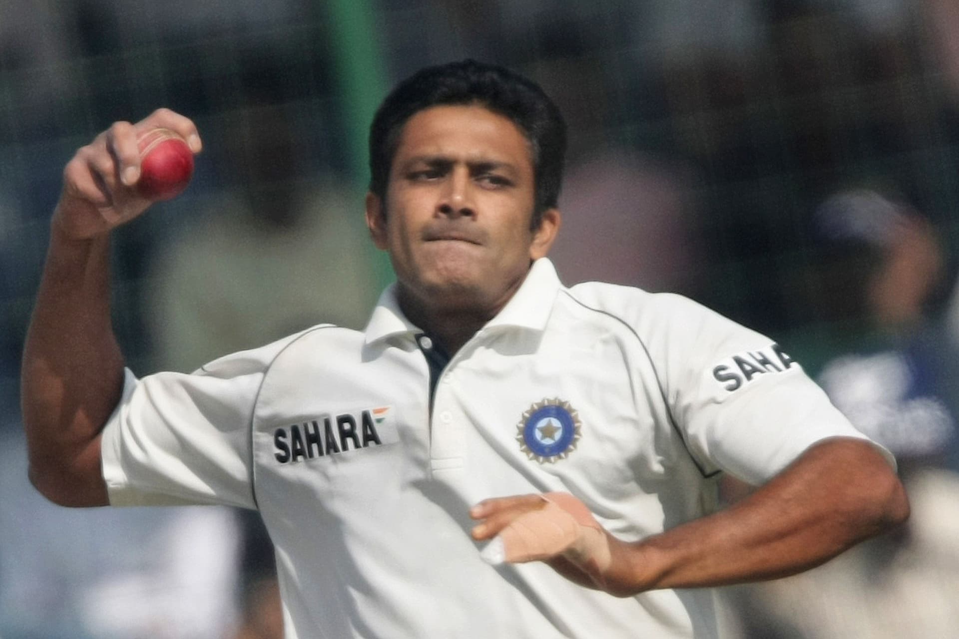 Indian bowler Anil Kumble bowls.jpg