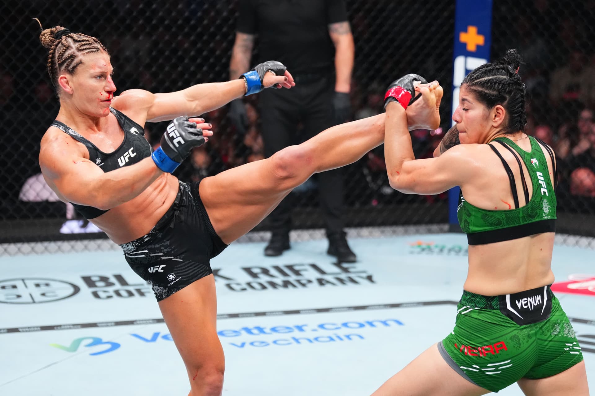 Kayla Harrison kicks Ketlen Vieira