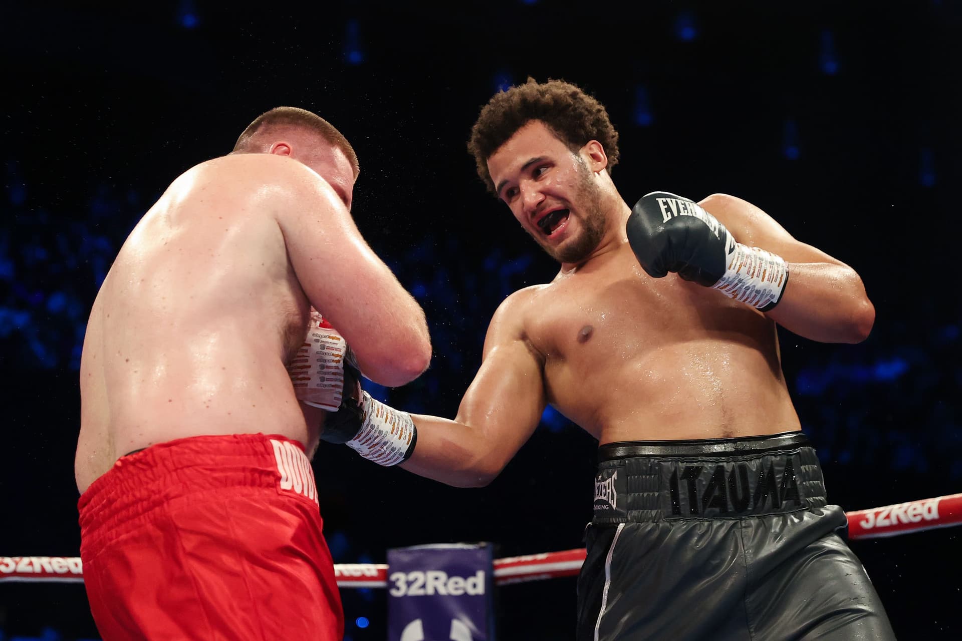 Moses Itauma punches Kostiantyn Dovbyshchenko