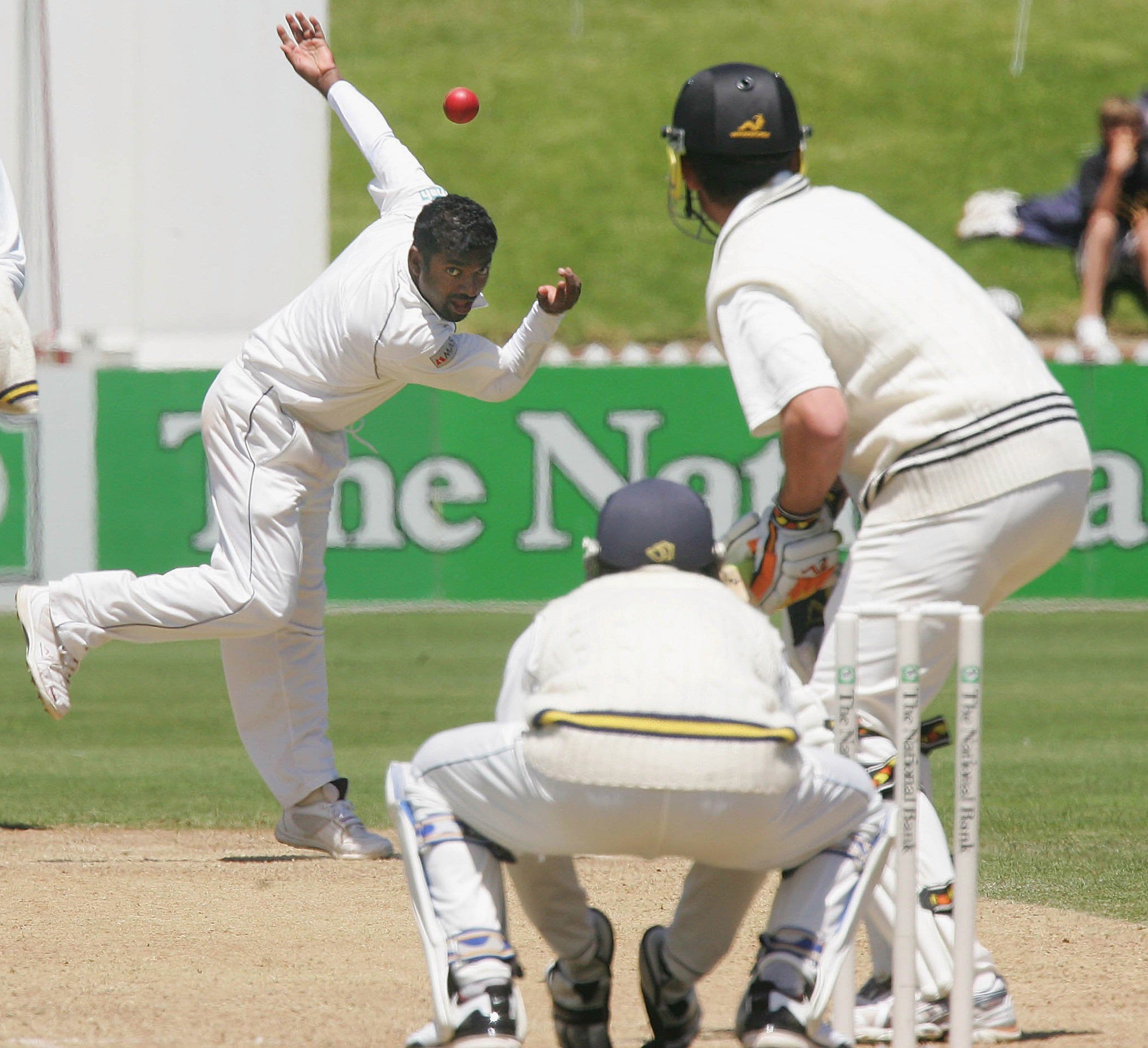 Muttiah Muralitharan in action against James Franklin