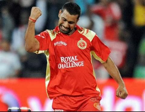 Praveen Kumar IPL Bowling for RCB.jpeg