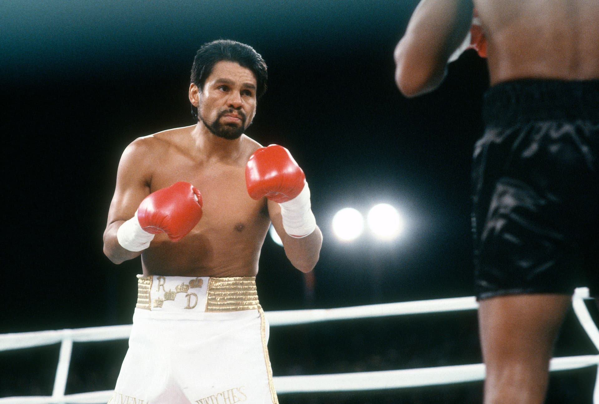 Roberto Duran fights Sugar Ray Leonard