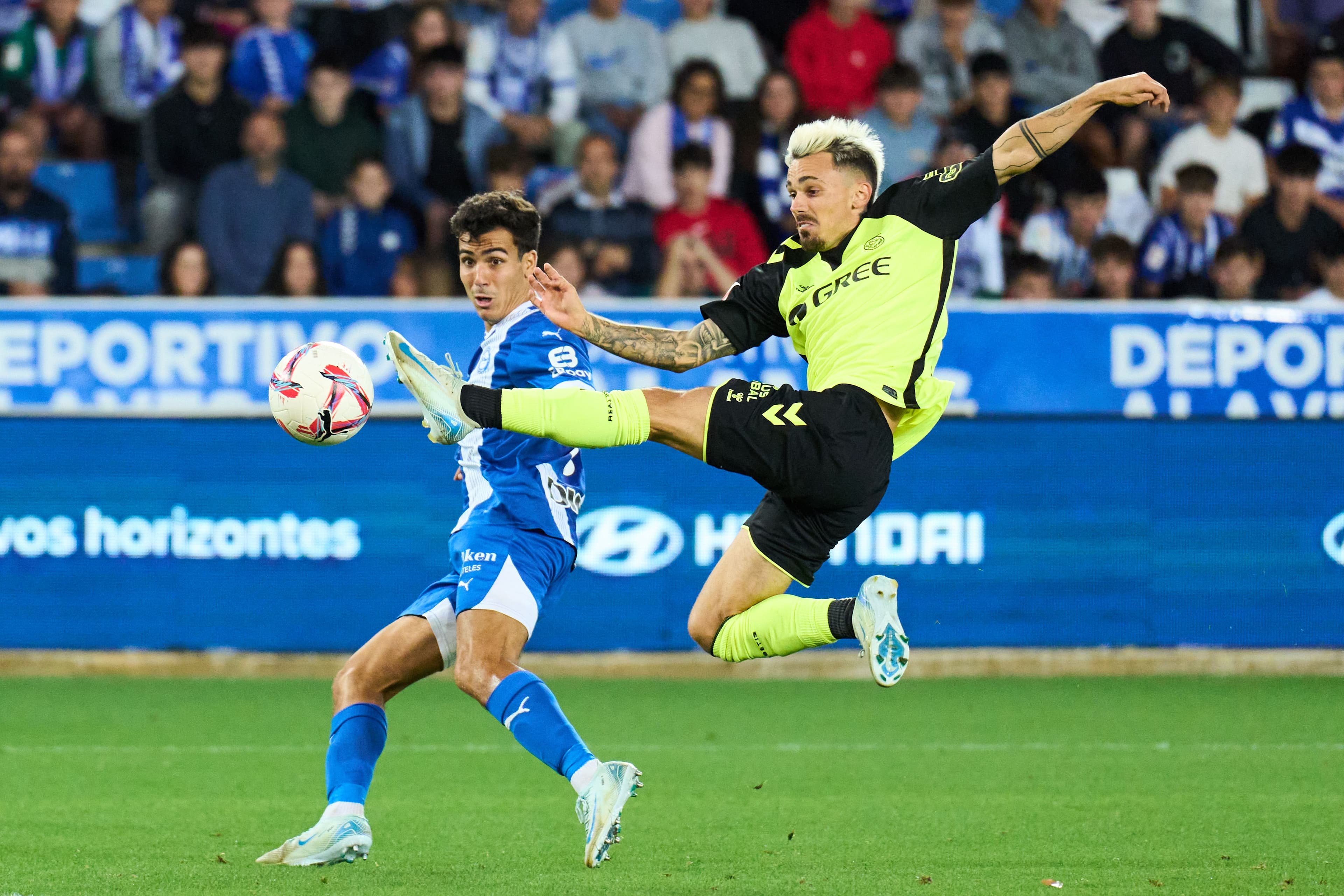 Rodri Sanchez duels for the ball with Manu Sanchez 