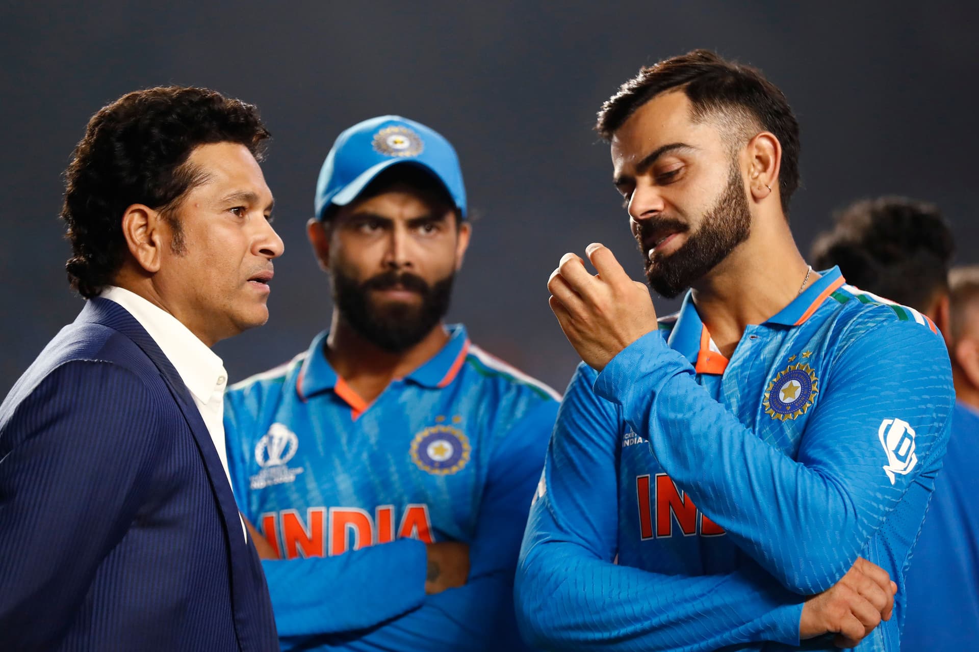 Sachin Tendulkar speaks with Virat Kohli 