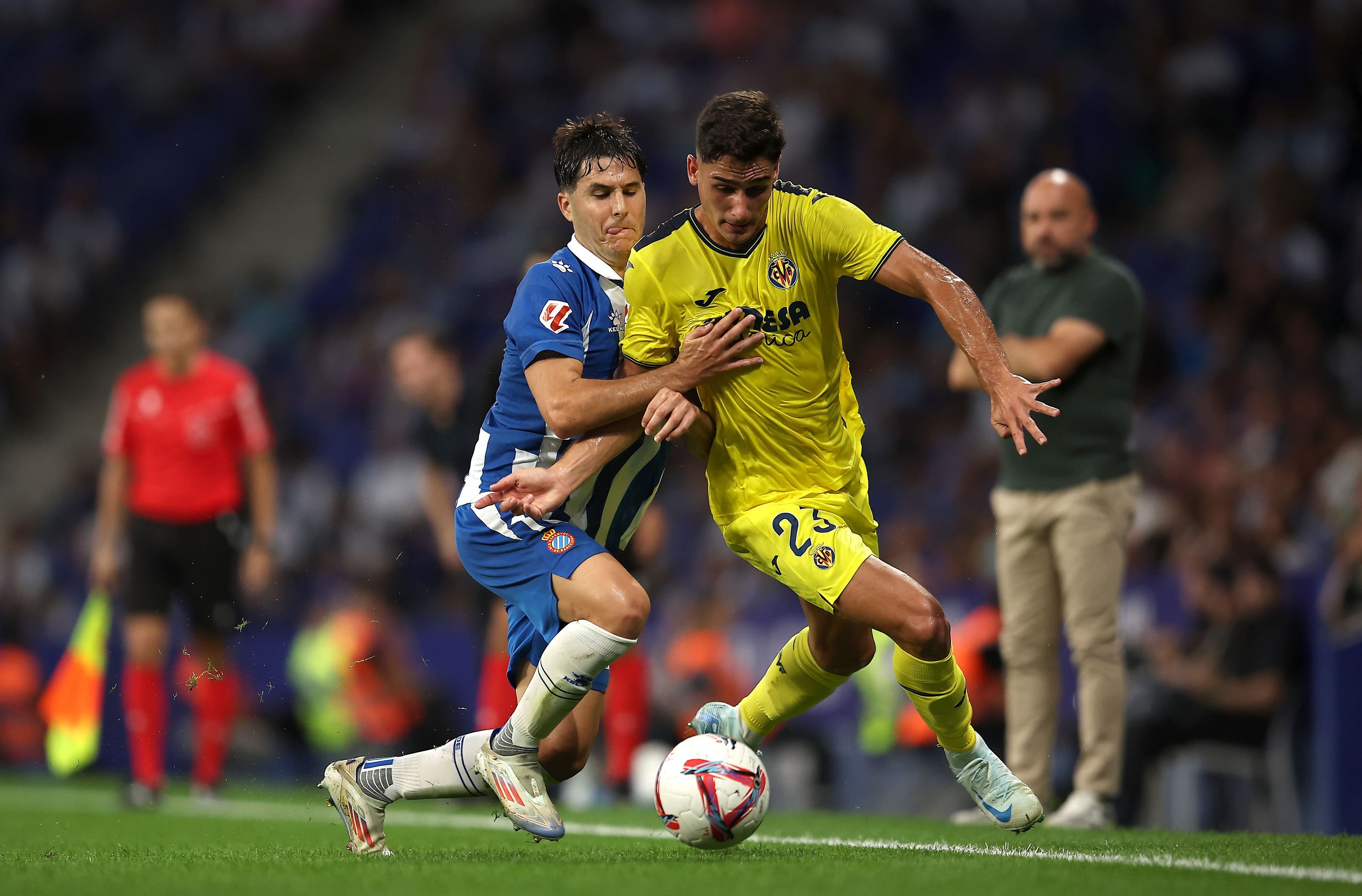 Alvaro Tejero battles for possession with Sergi Cardona