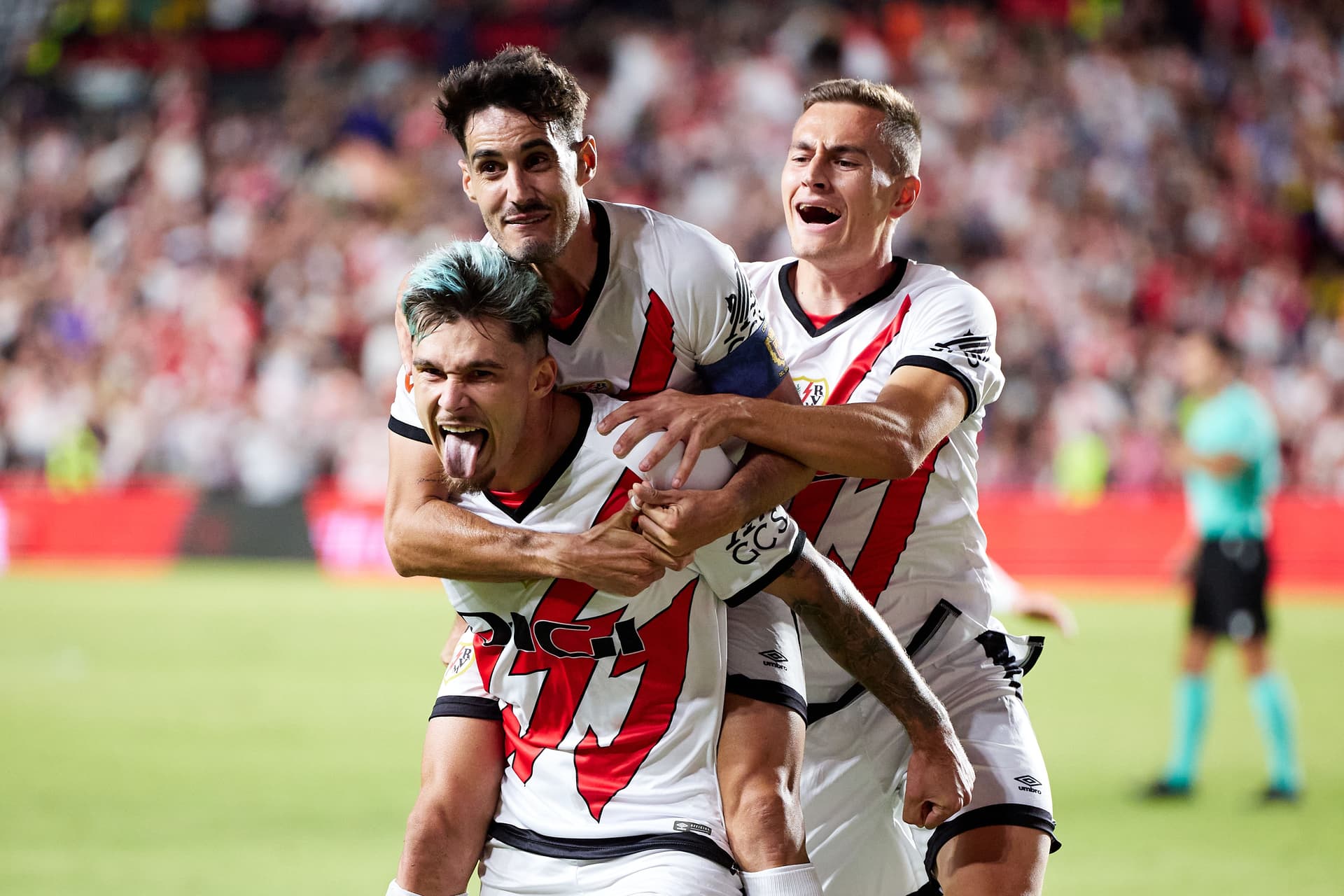 Andrei Rațiu celebrating with his teammates Oscar Valentin and Jorge de Frutos