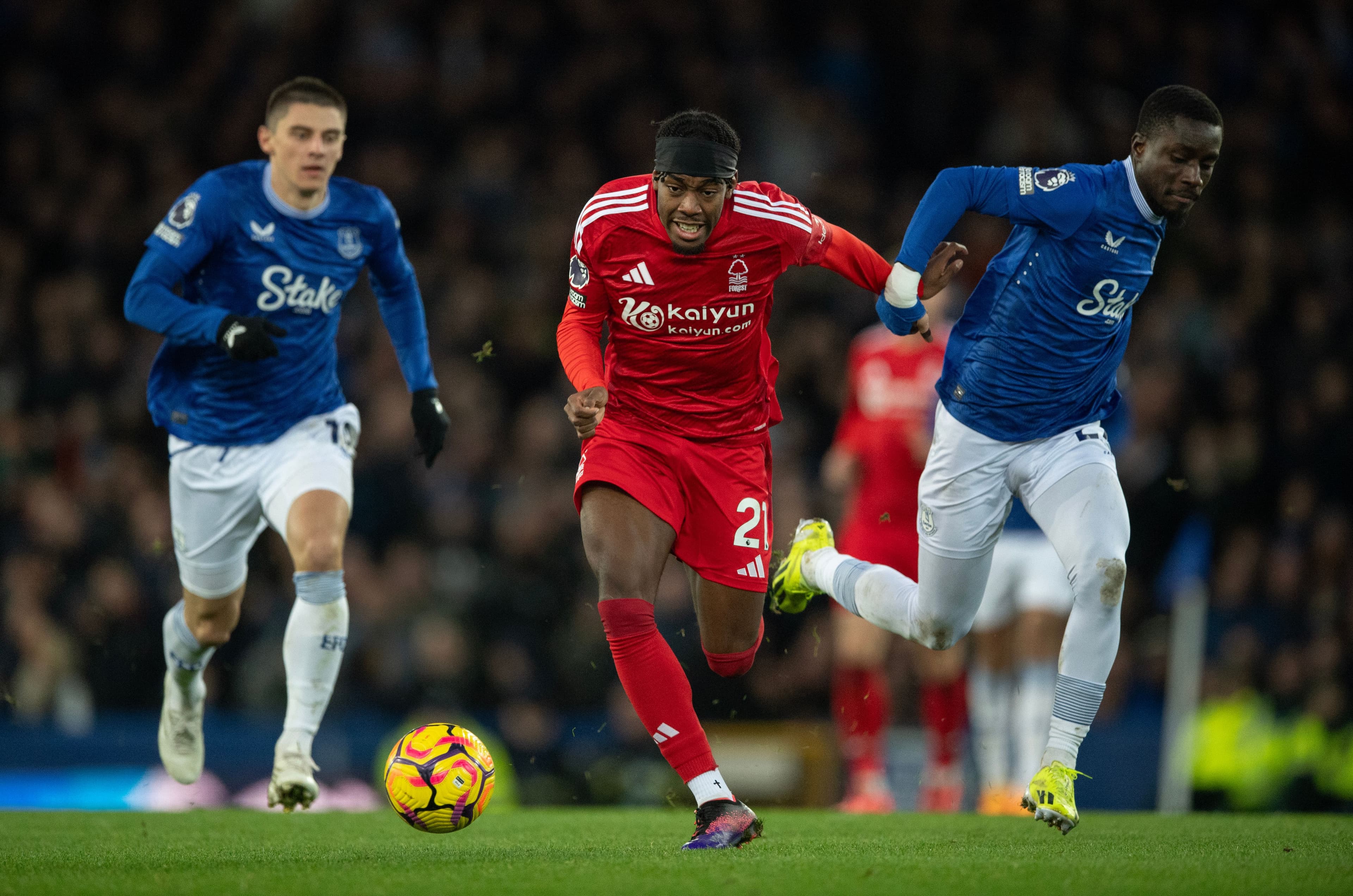 Anthony Elanga in action with Idrissa Gueye and Vitalii Mykolenko