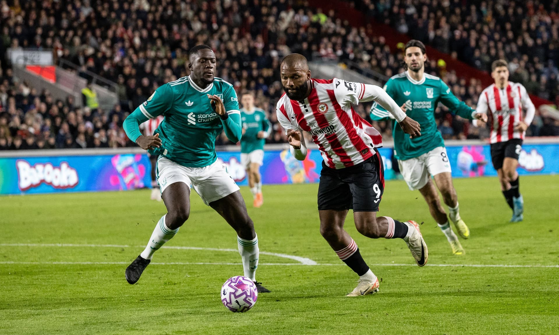 Brentford's Igor Thiago breaks away from Liverpool's Ibrahima Konate