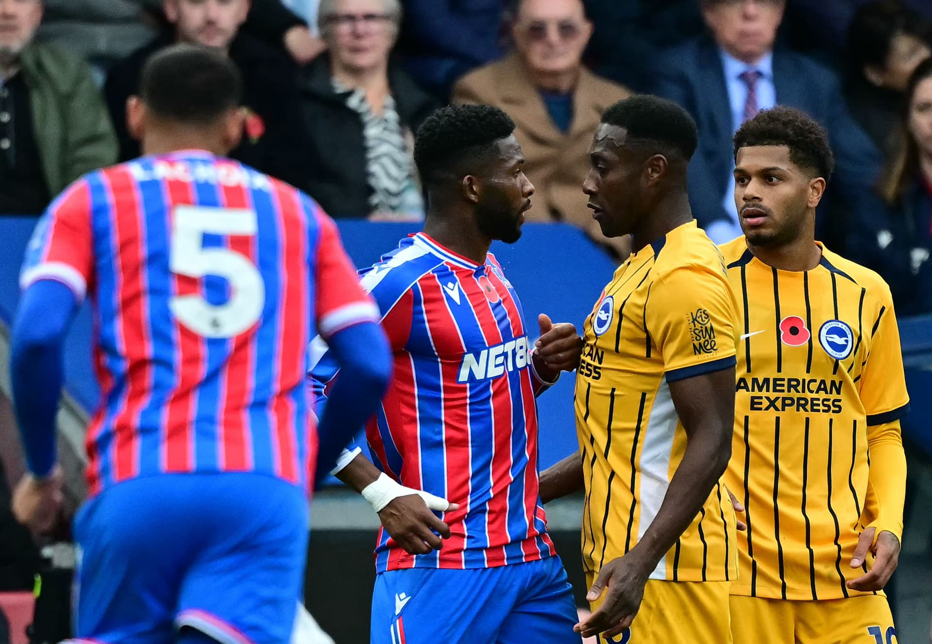 Jefferson Lerma (CL) squares up with #18 Danny Welbeck (CR) / Getty Images