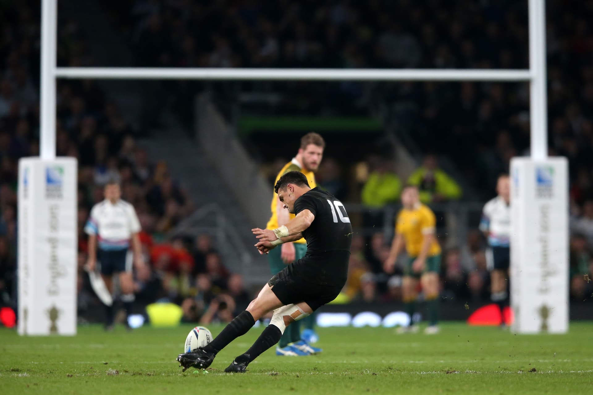 Dan Carter of New Zealand kicks a penalty during the 2015 Rugby World Cup Final match