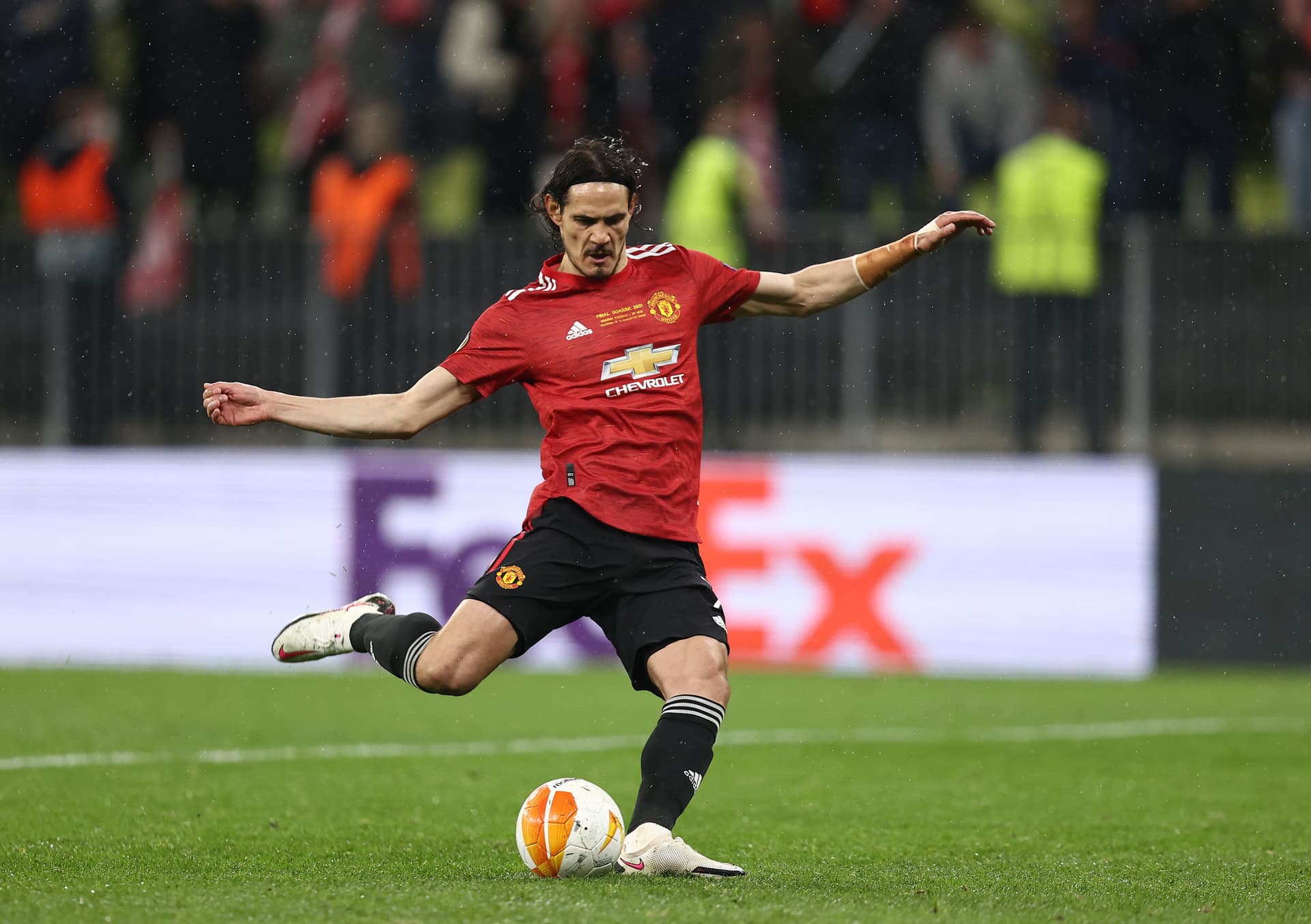 Edinson Cavani of Manchester United scores their team's fifth penalty