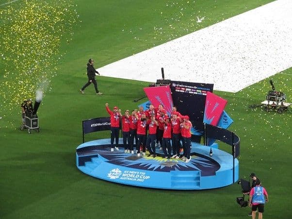 England players celebrating their victory with the 2022 ICC Men's T20 World Cup trophy