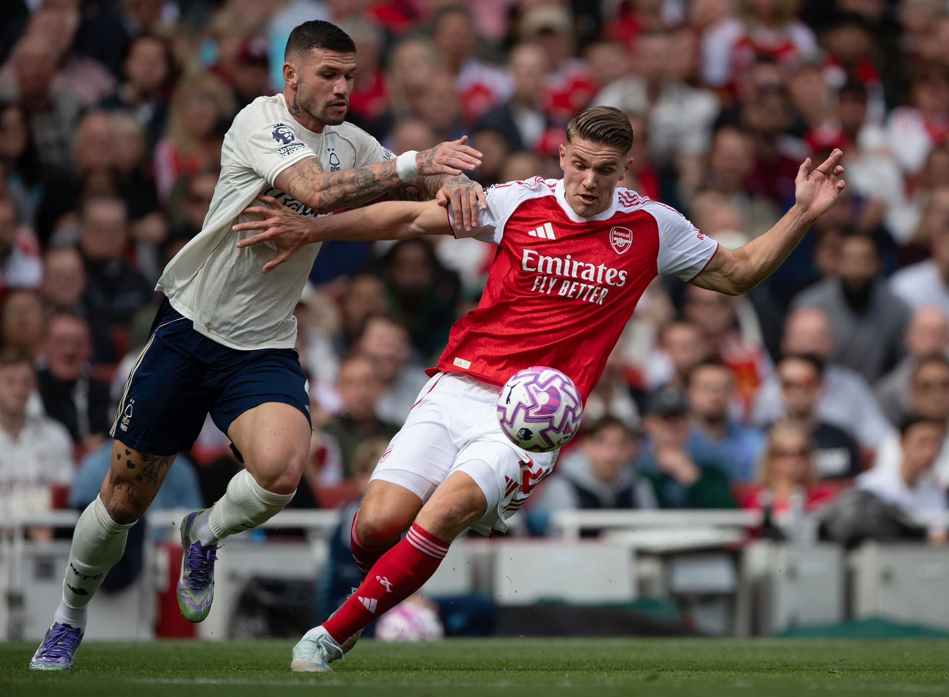 Felipe Morato of Nottingham Forest (left) and Viktor Gyokeres