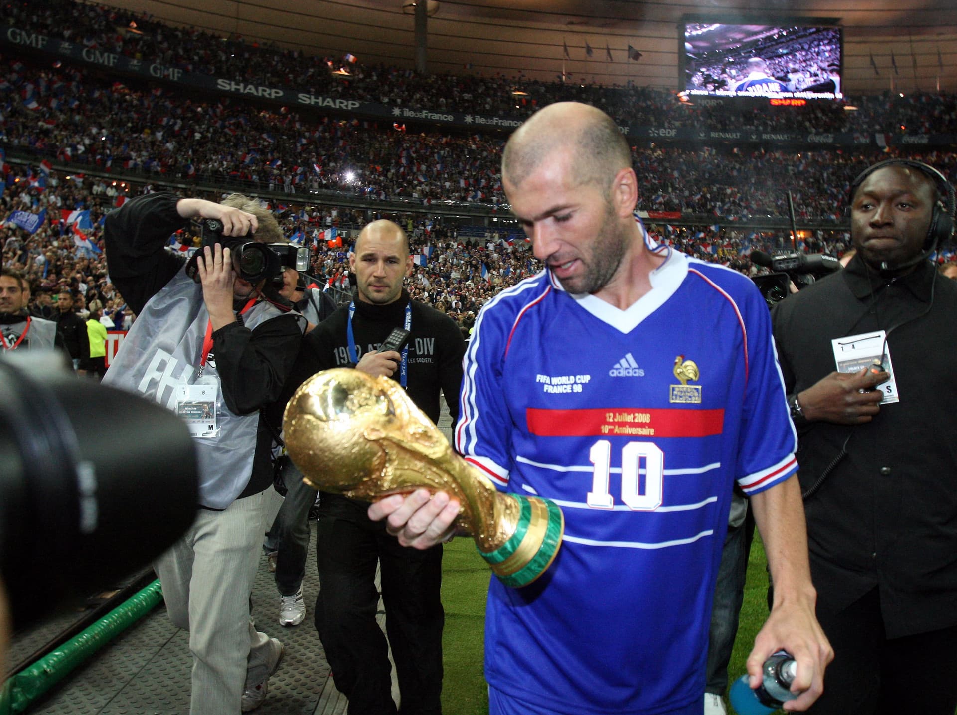 French player Zinedine Zidane (C), holding the world Cup trophee