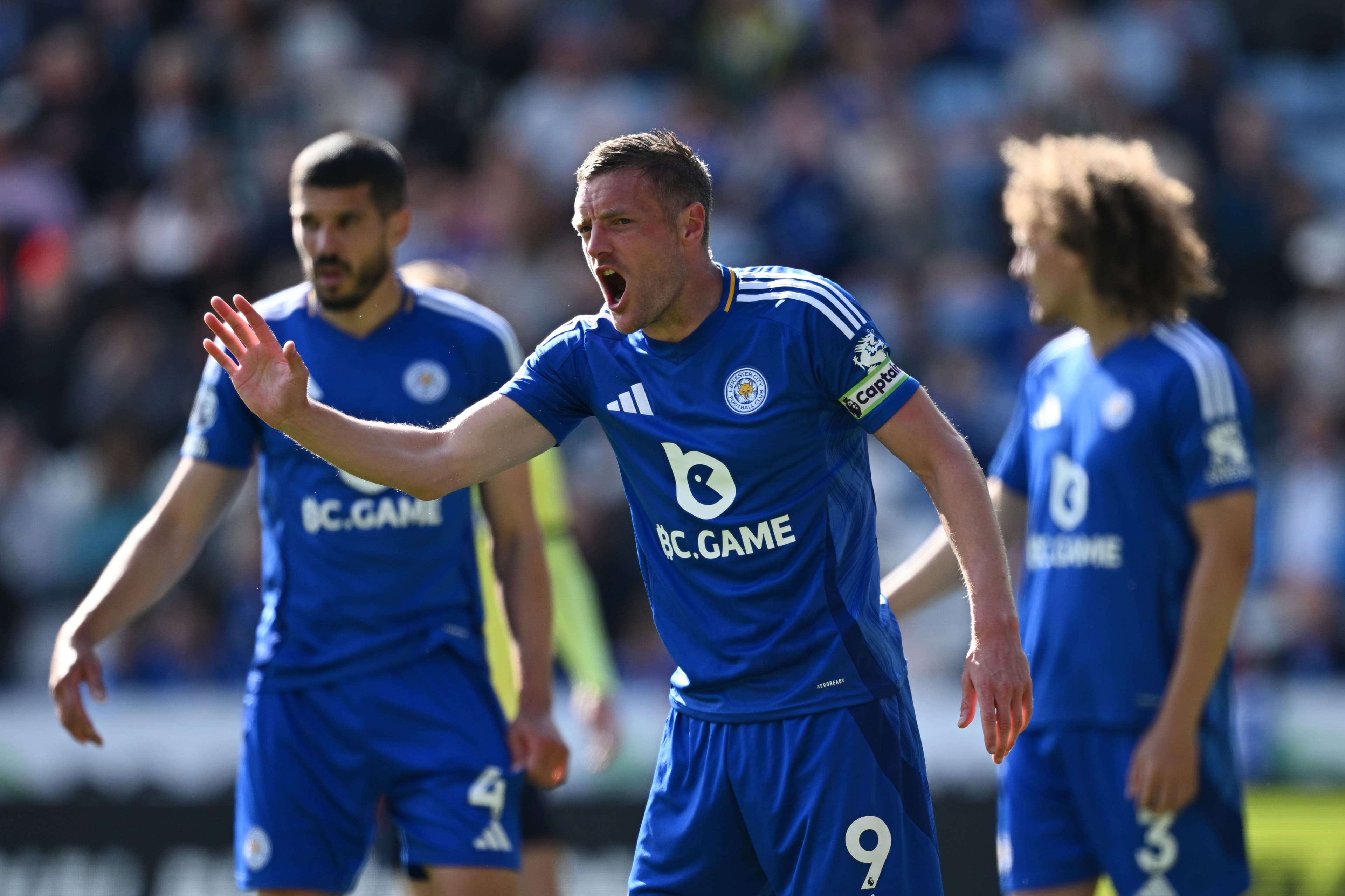 Jamie Vardy of Leicester City gives the team instructions during the Premier League.jpg