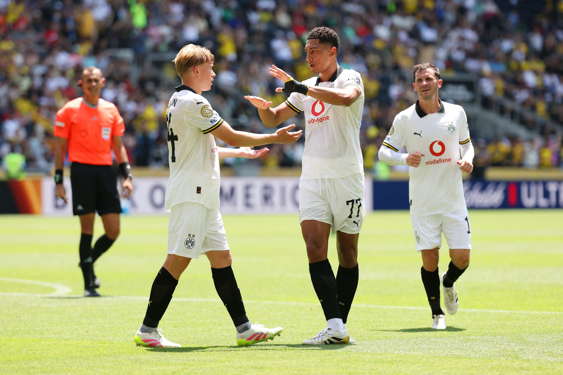 Jobe Bellingham of Borussia Dortmund celebrates scoring his team's third goal