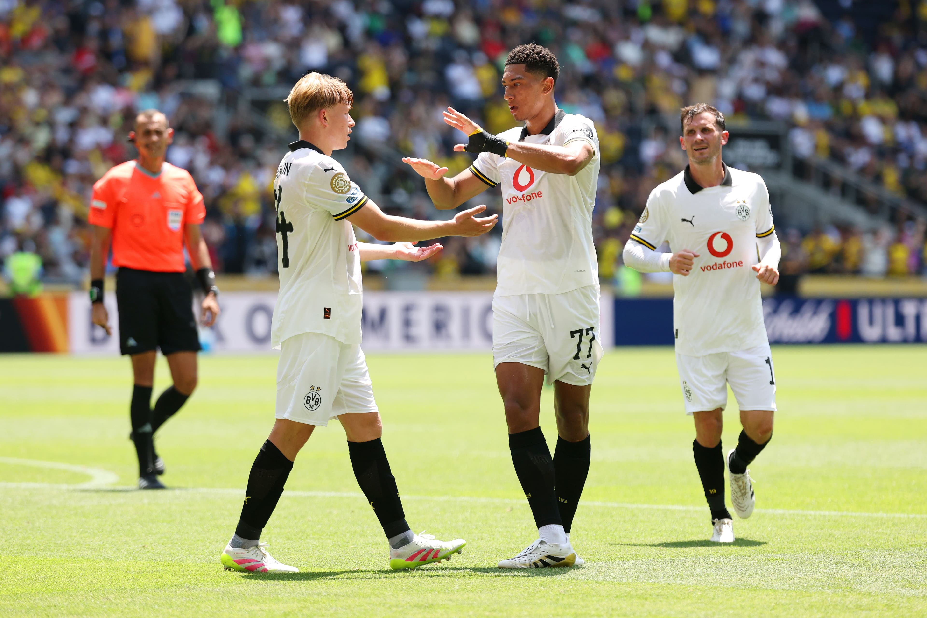 Jobe Bellingham of Borussia Dortmund celebrates scoring his team's third goal