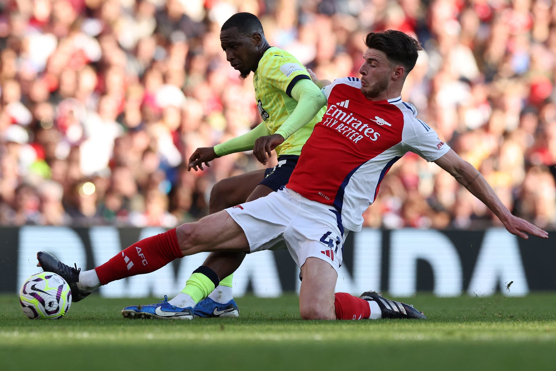 Joe Aribo vies with Declan Rice.jpg