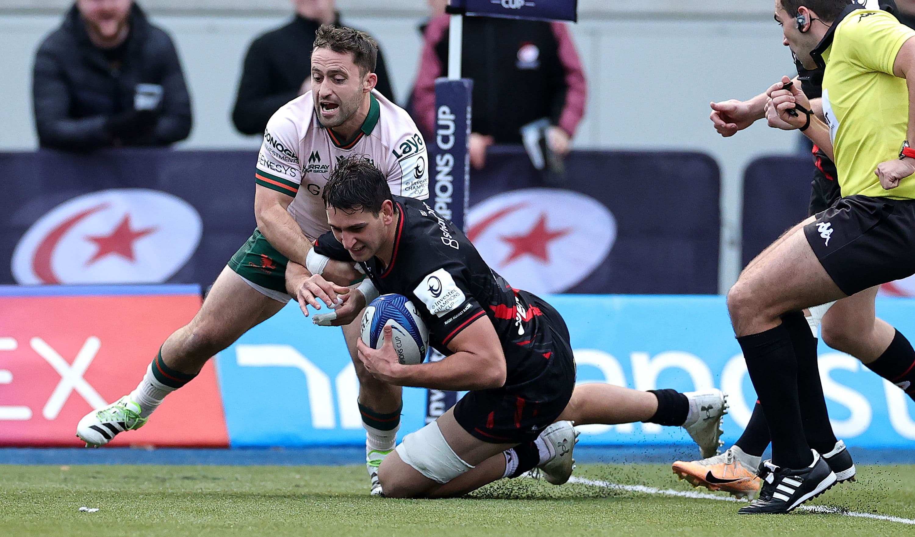 Juan Martin Gonzalez of Saracens dives over for their first try