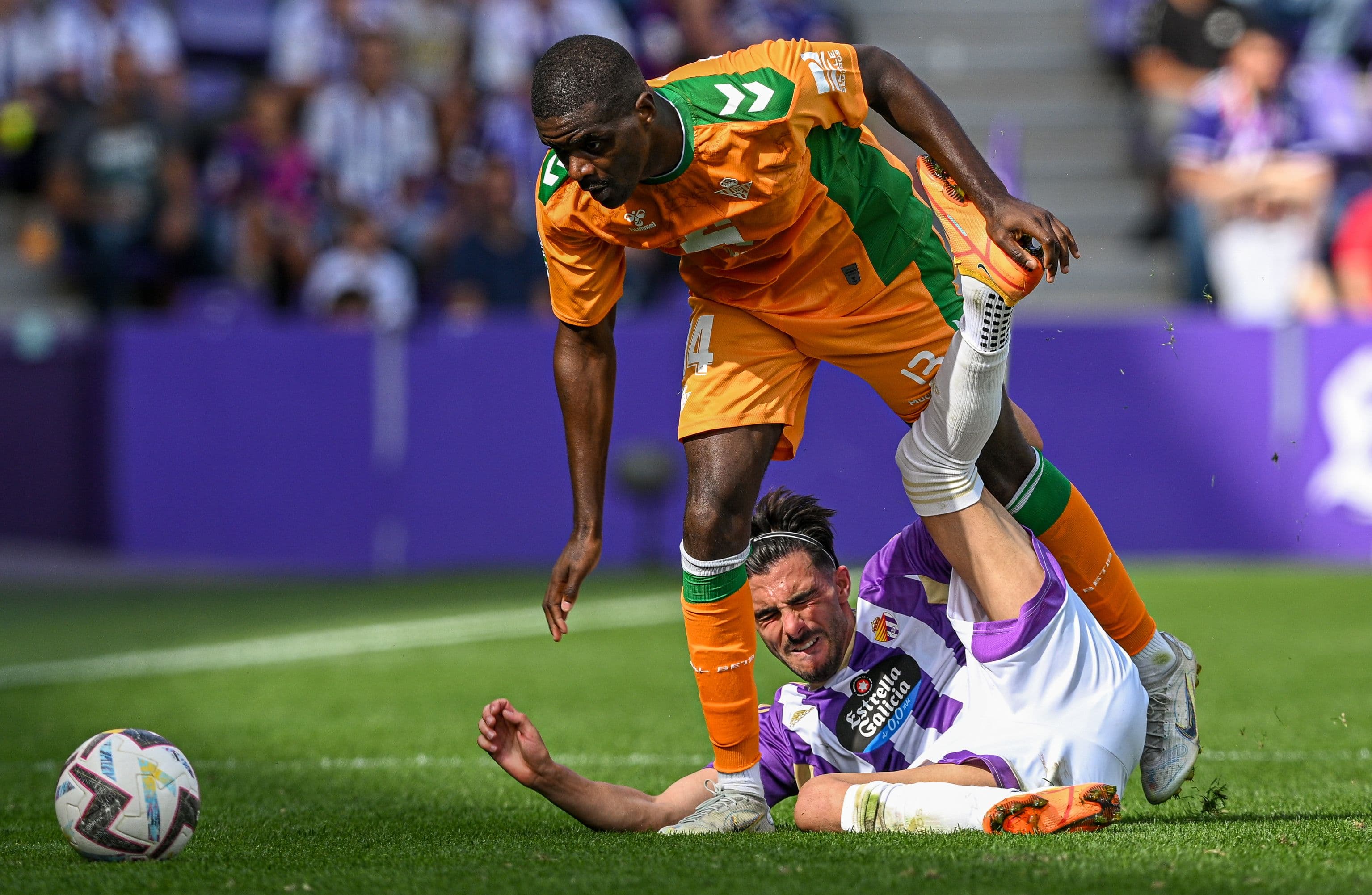 Kike Pérez of Real Valladolid and William Carvalho of Real Betis