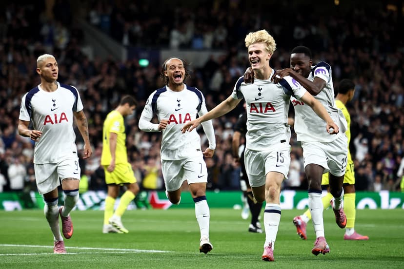 Lucas Bergvall (2R) celebrates the team's first goal during the UEFA Champions League