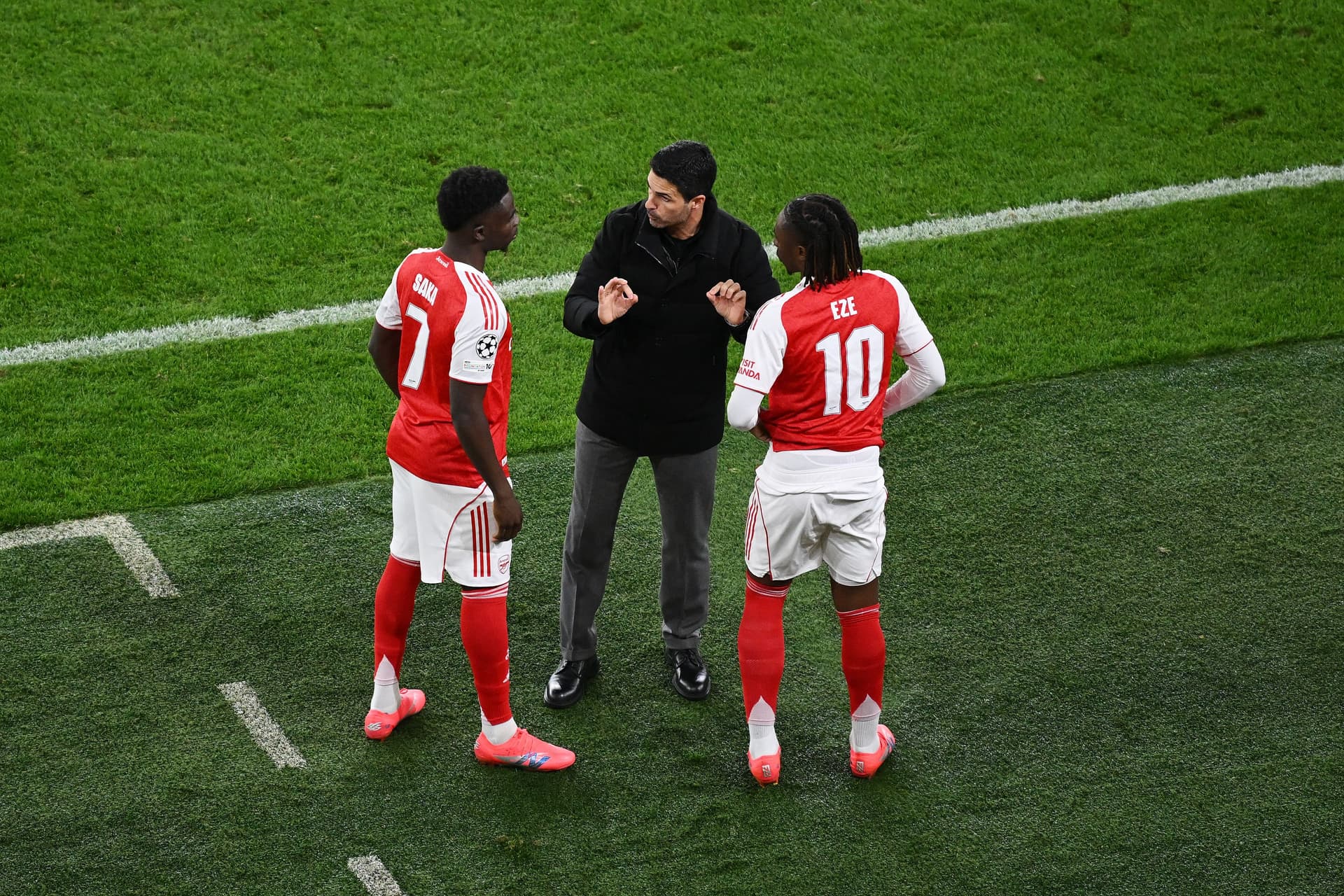 Mikel Arteta, Manager of Arsenal talks with Bukayo Saka and Eberechi Eze