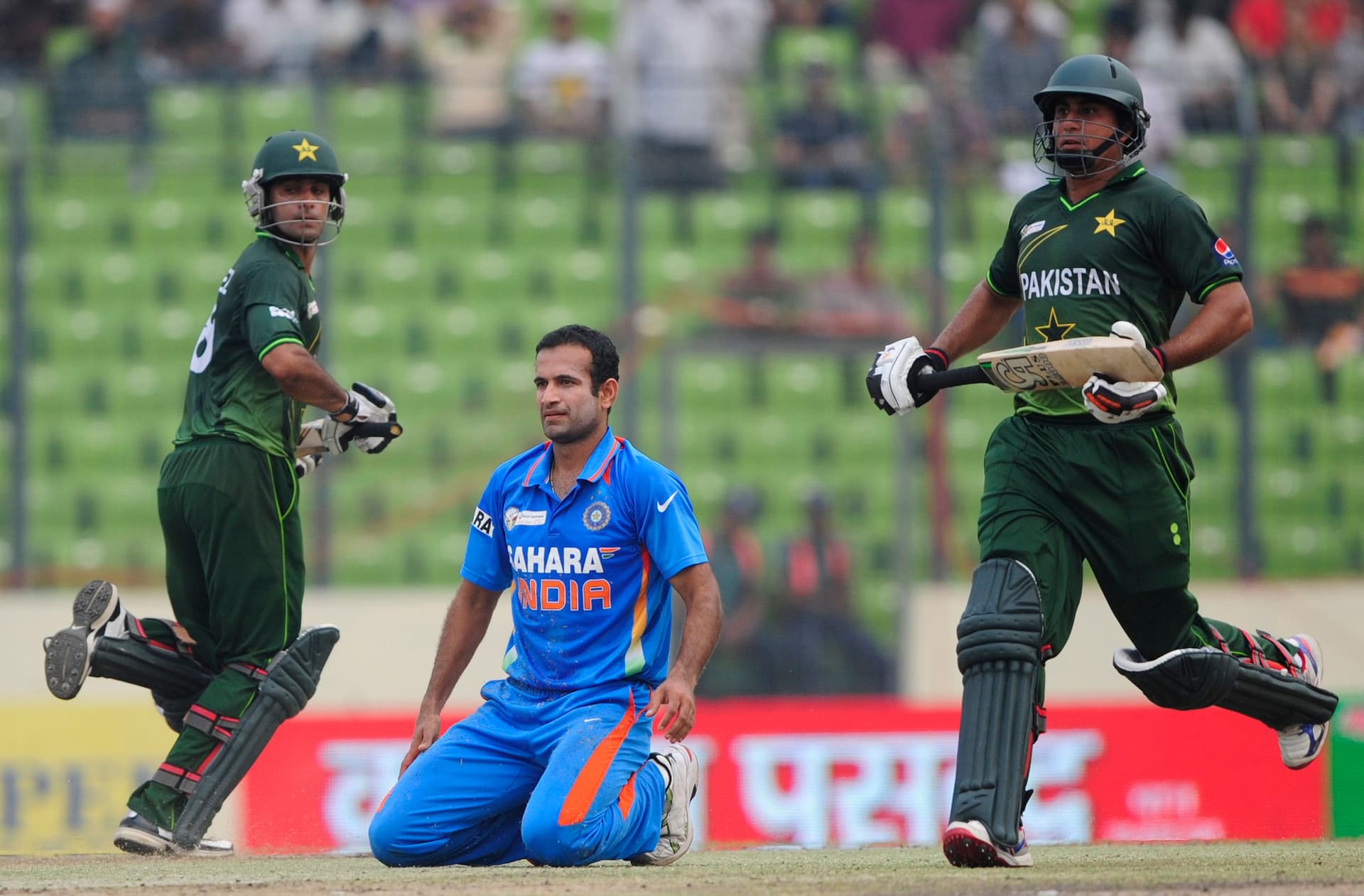 Nasir Jamshed (R) and Mohammad Hafeez (L) run between the wickets