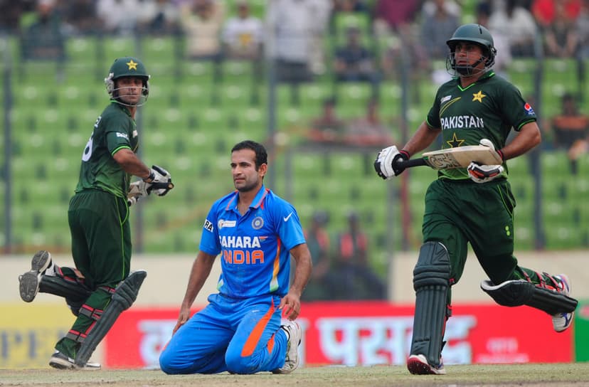 Nasir Jamshed (R) and Mohammad Hafeez (L) run between the wickets