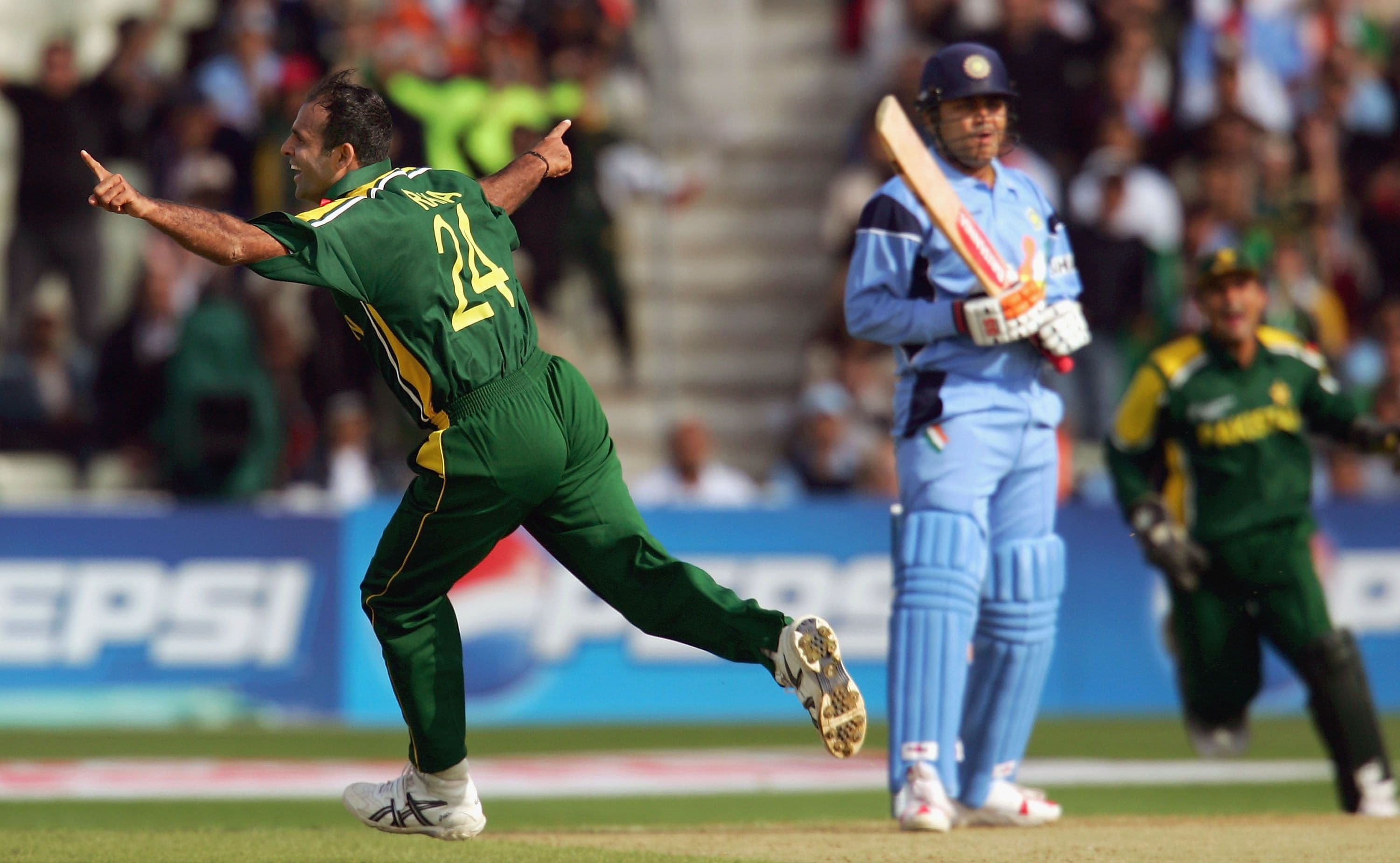 Naved-Ul-Hasan (L) of Pakistan celebrates after dismissing Virender Sehwag