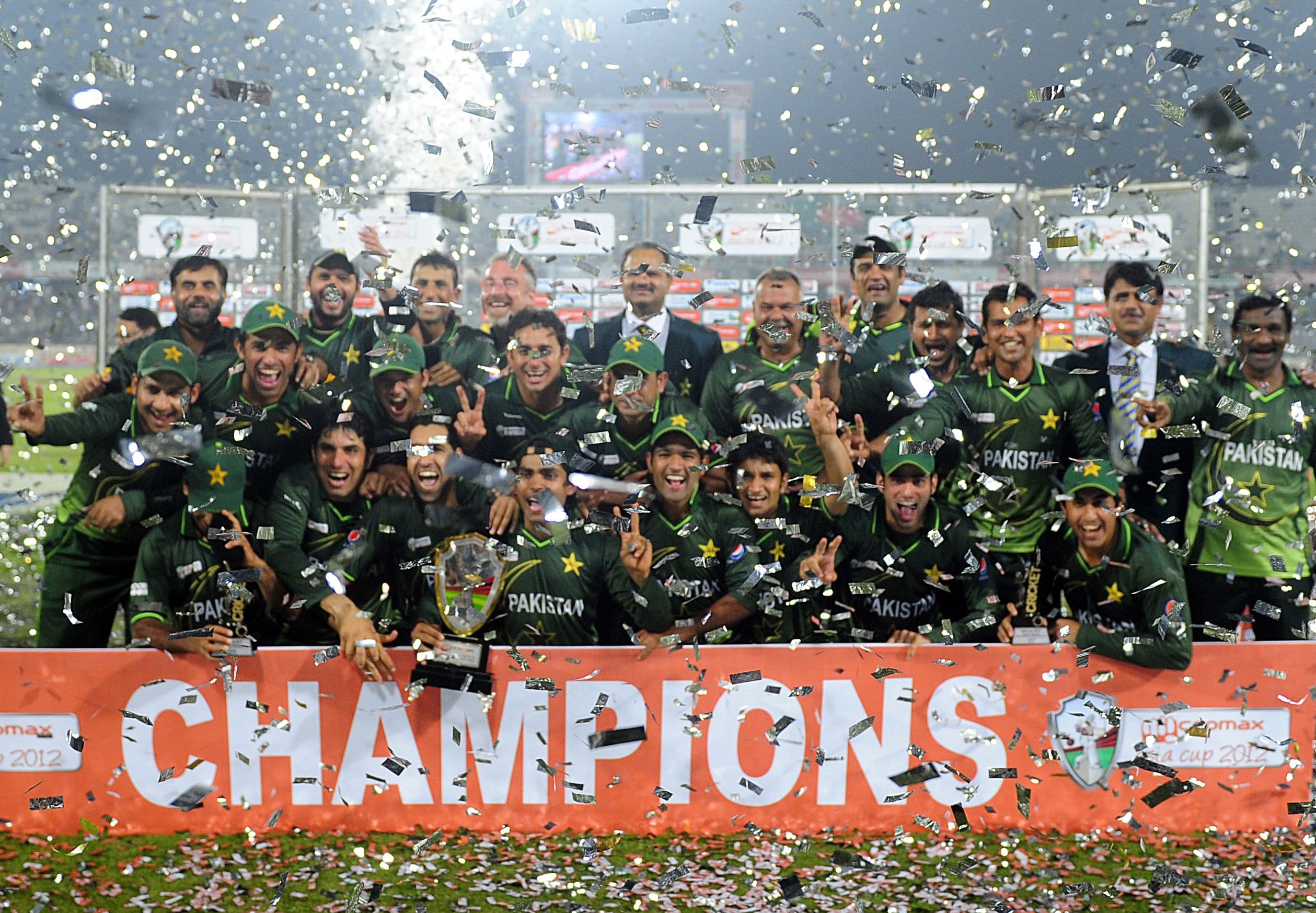 Pakistan's cricketeers pose for a photo with the tournament trophy.jpg