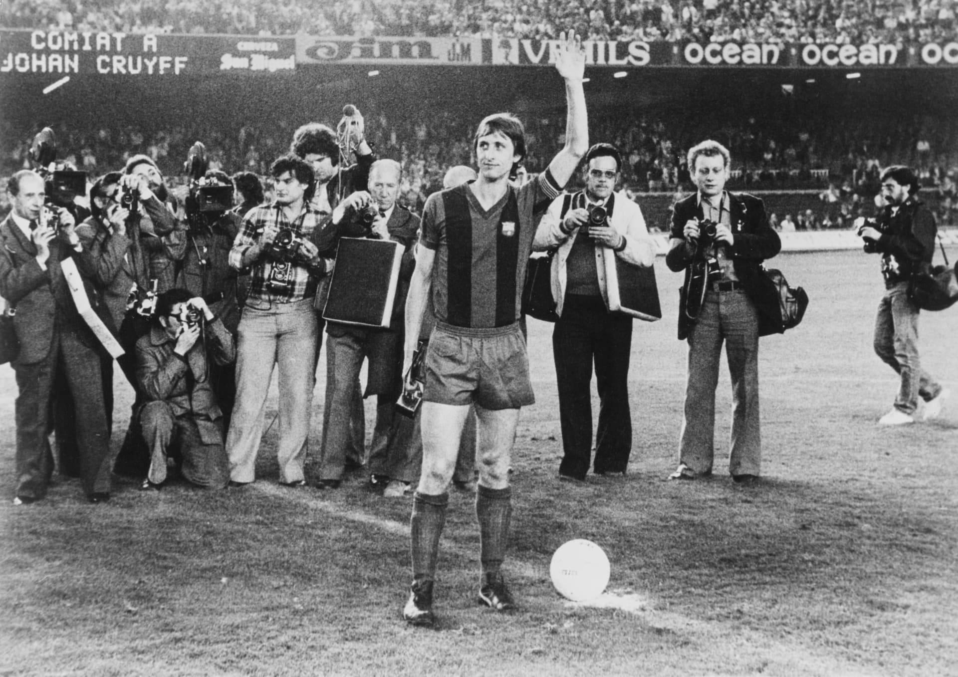 Photographers gather around the halfway line as Johan Cruyff (1947 - 2016)/Getty Images