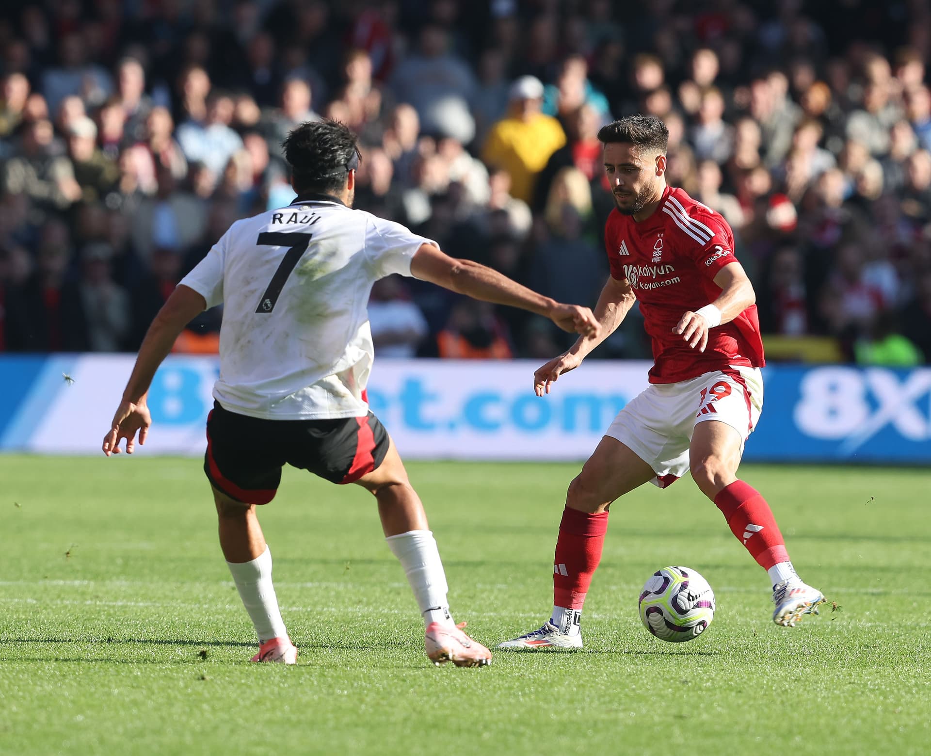 Raul Jimenez defends against Alex Moreno
