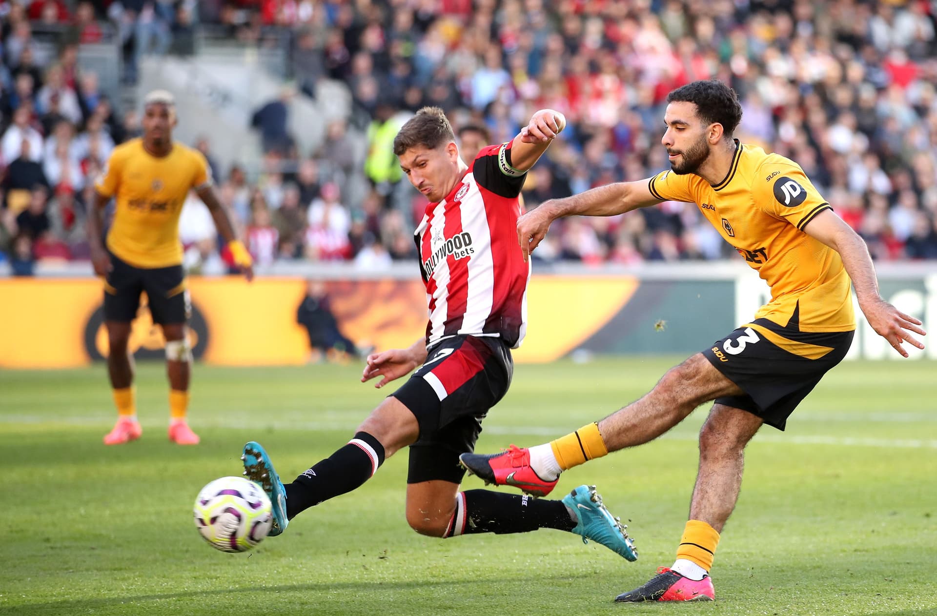 Rayan Ait-Nouri of Wolverhampton Wanderers scores his team's third goal