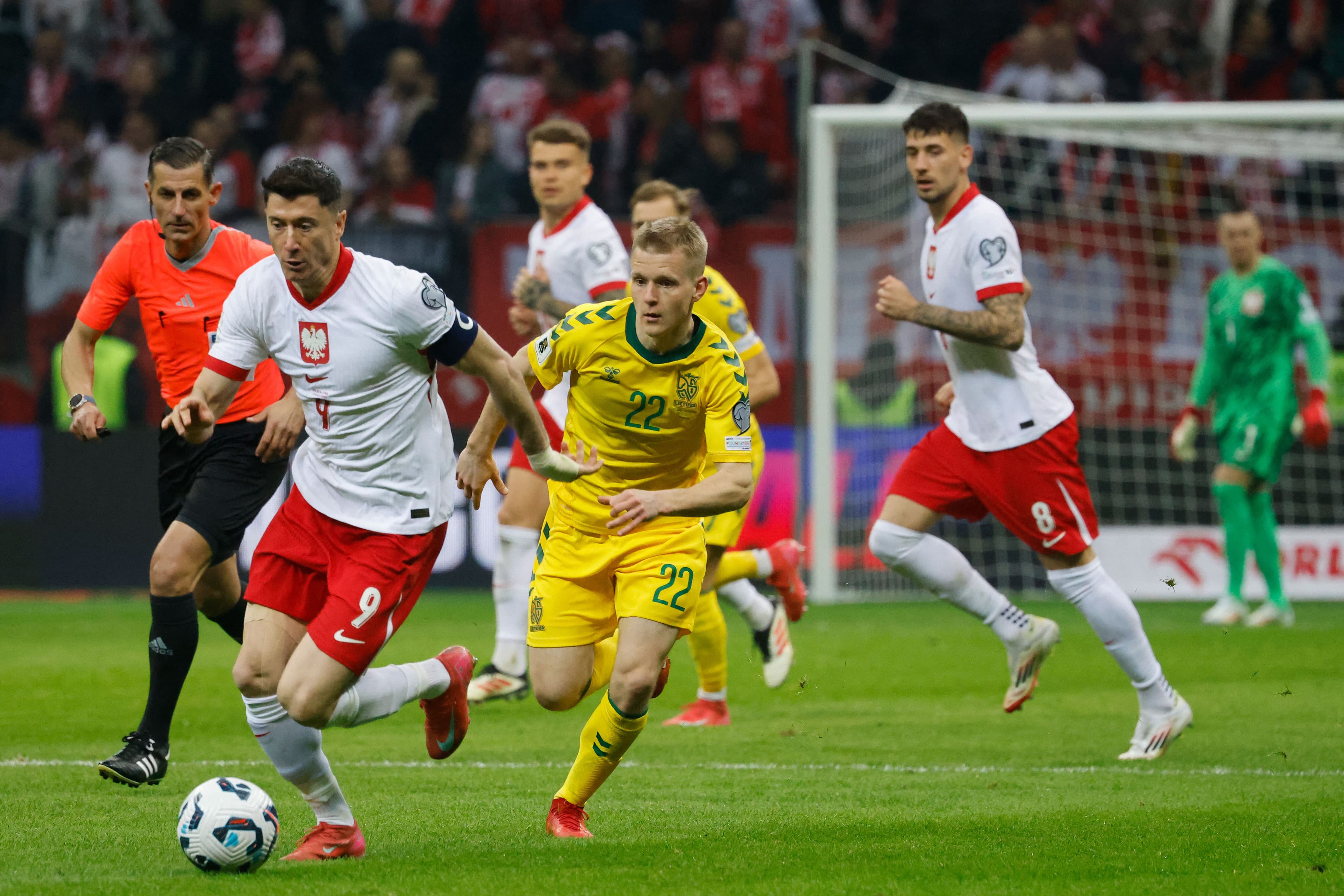 Robert Lewandowski and Paulius Golubickas vie for the ball