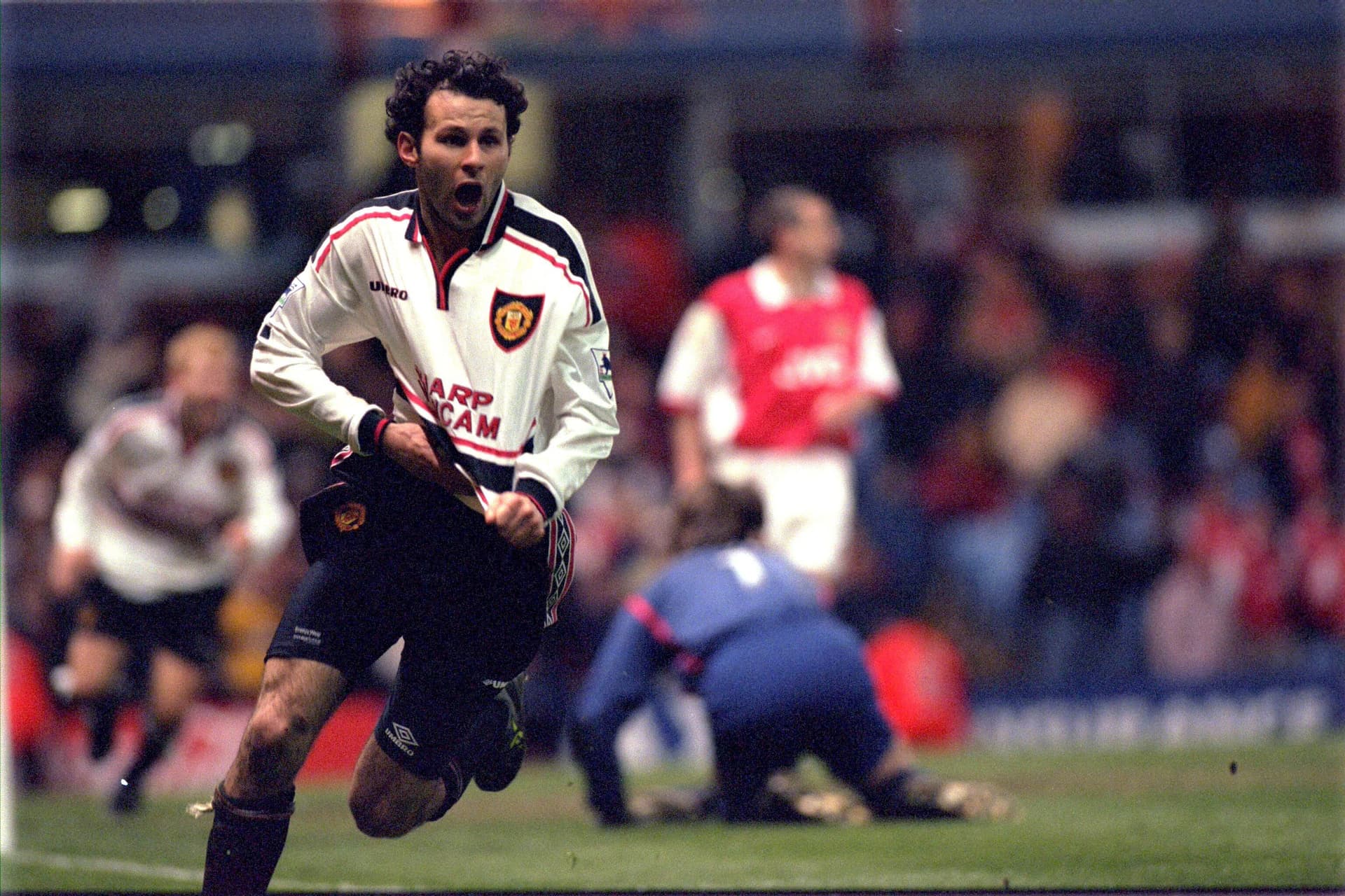 Ryan Giggs celebrates scoring a magnificent winning goal.jpg
