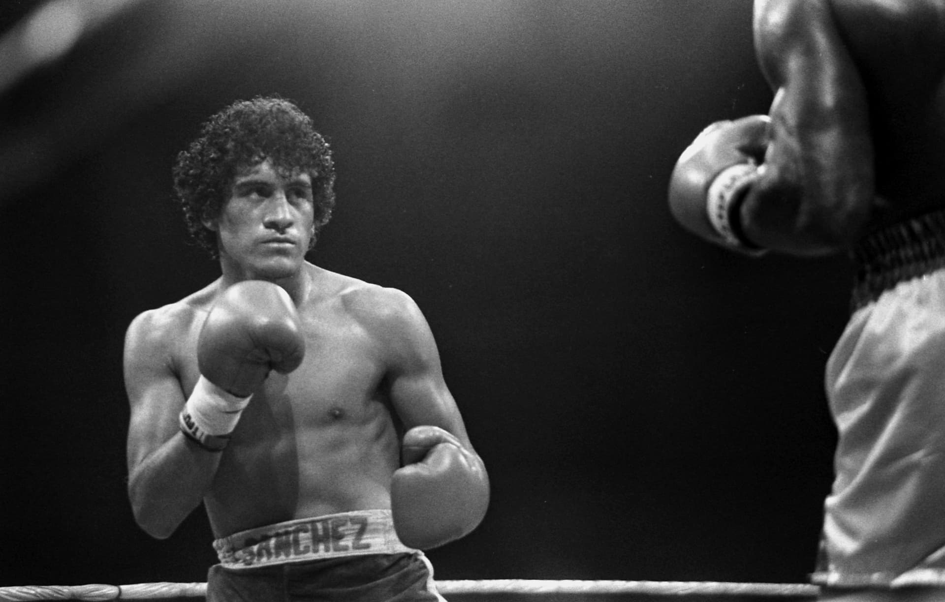 Salvador Sanchez looks to throw a punch against Azumah Nelson.jpg