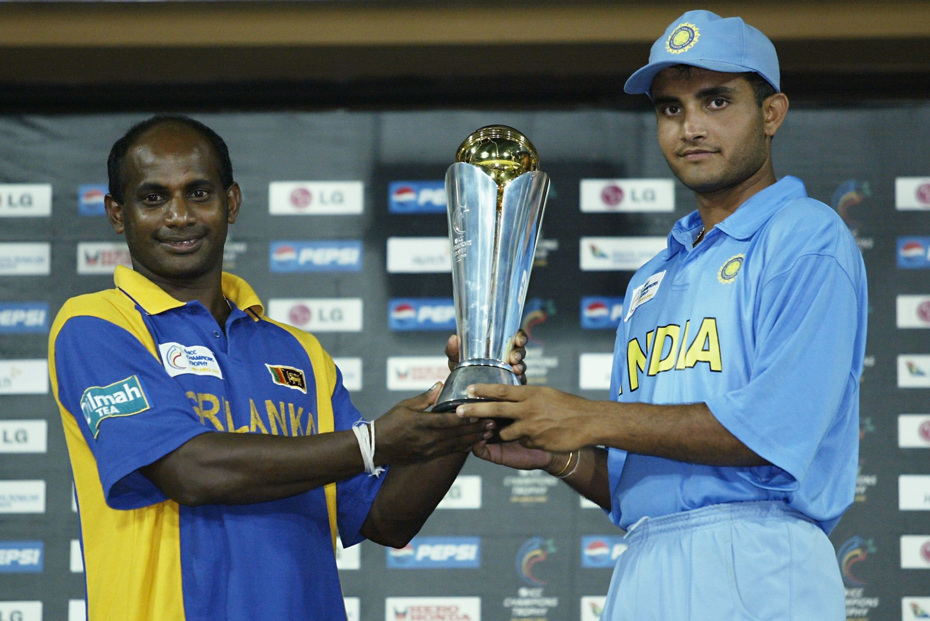Sanath Jayasuriya and Sourav Ganguly with the trophy