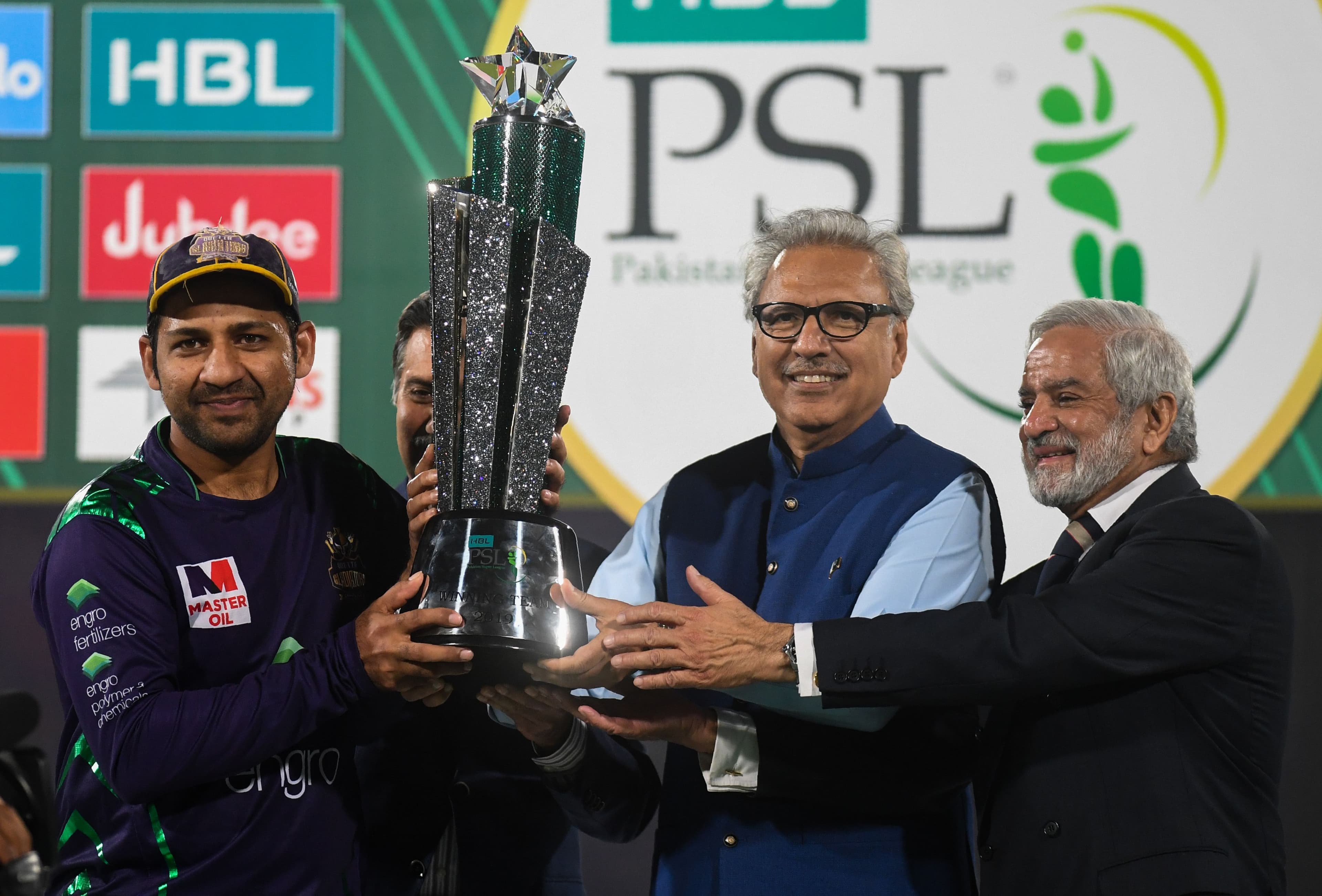 Sarfraz Ahmed receives the wining trophy from Arif Alvi and Ehsan Mani