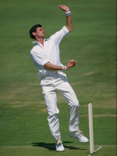 Sir Richard Hadlee Bowling in Test.jpeg