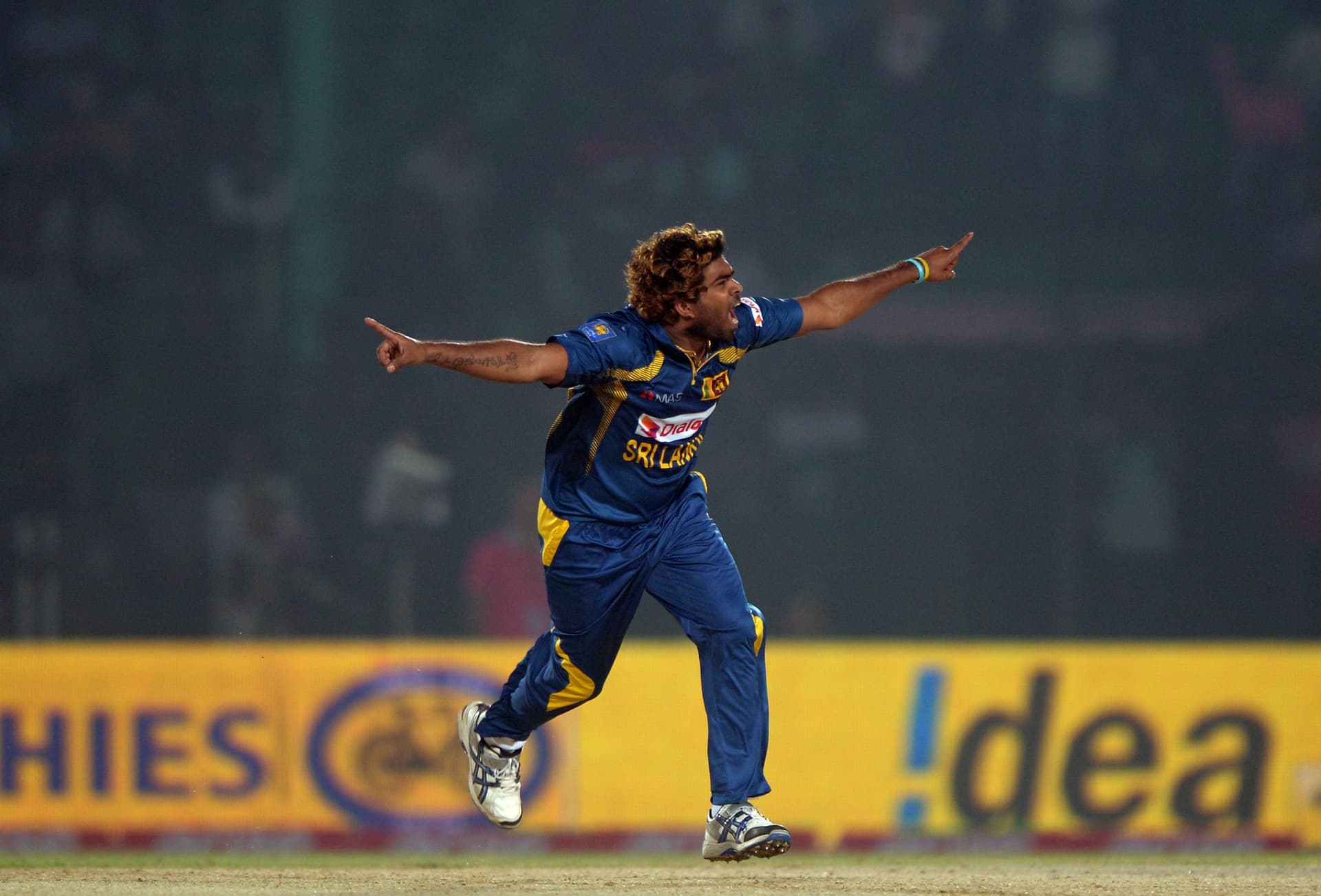Sri Lankan cricketer Lasith Malinga celebrates after taking the final wicket of Pakistani cricketer Bilawal Bhatti.jpg