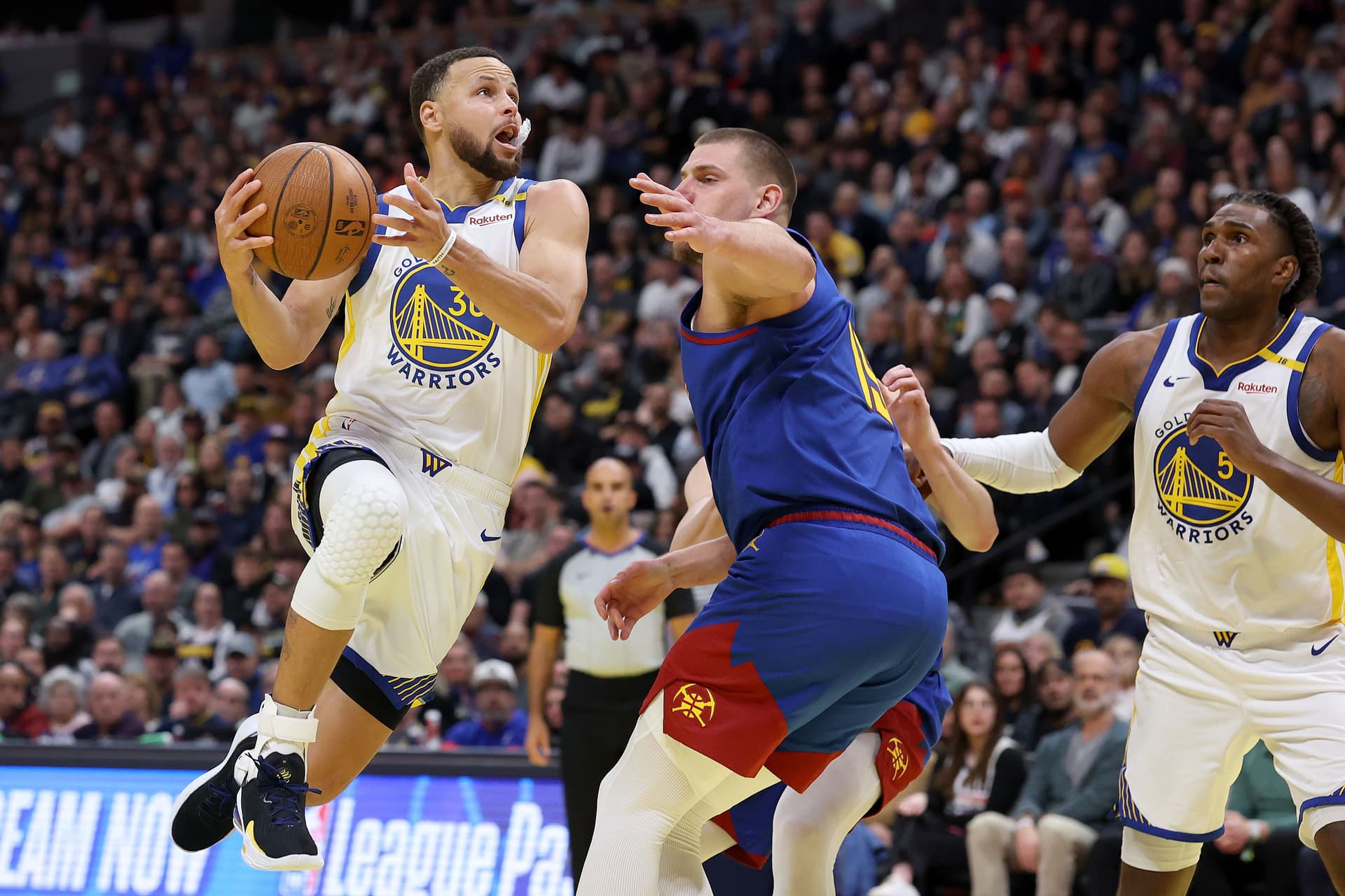 Stephen Curry drives against Nikola Jokic