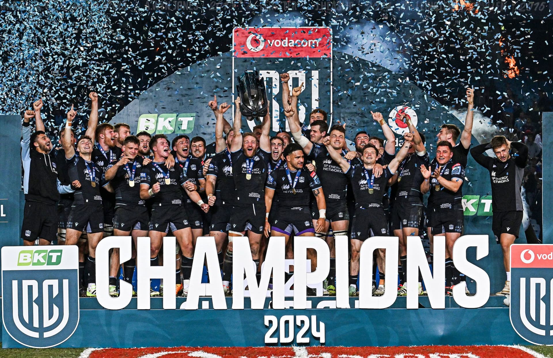 The Glasgow Warriors squad lift the URC trophy