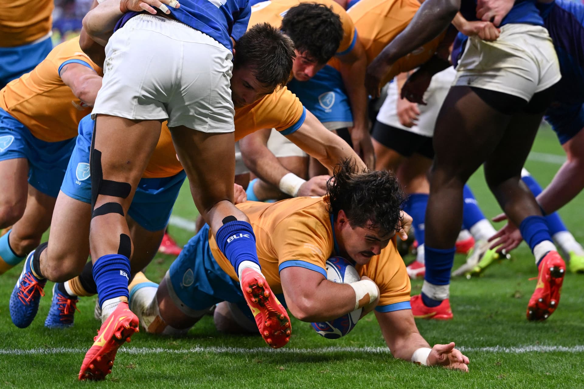 Uruguay's hooker German Kessler dives across the line to score a try